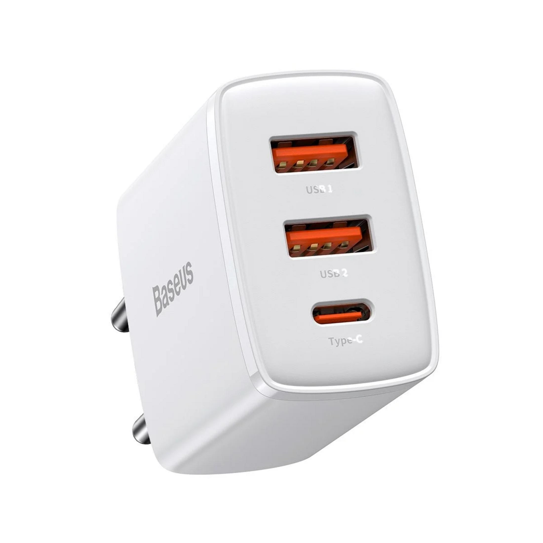 Caricatore bianco Baseus con due porte USB e una porta Type-C.