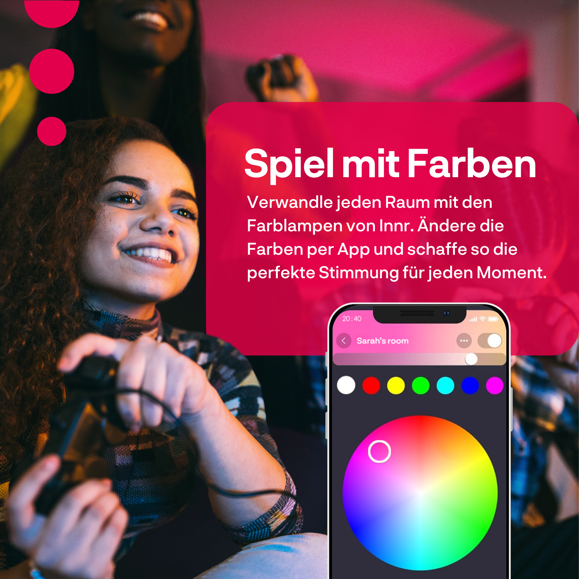 Jeune femme joue avec une manette, à côté une application mobile avec roue chromatique.