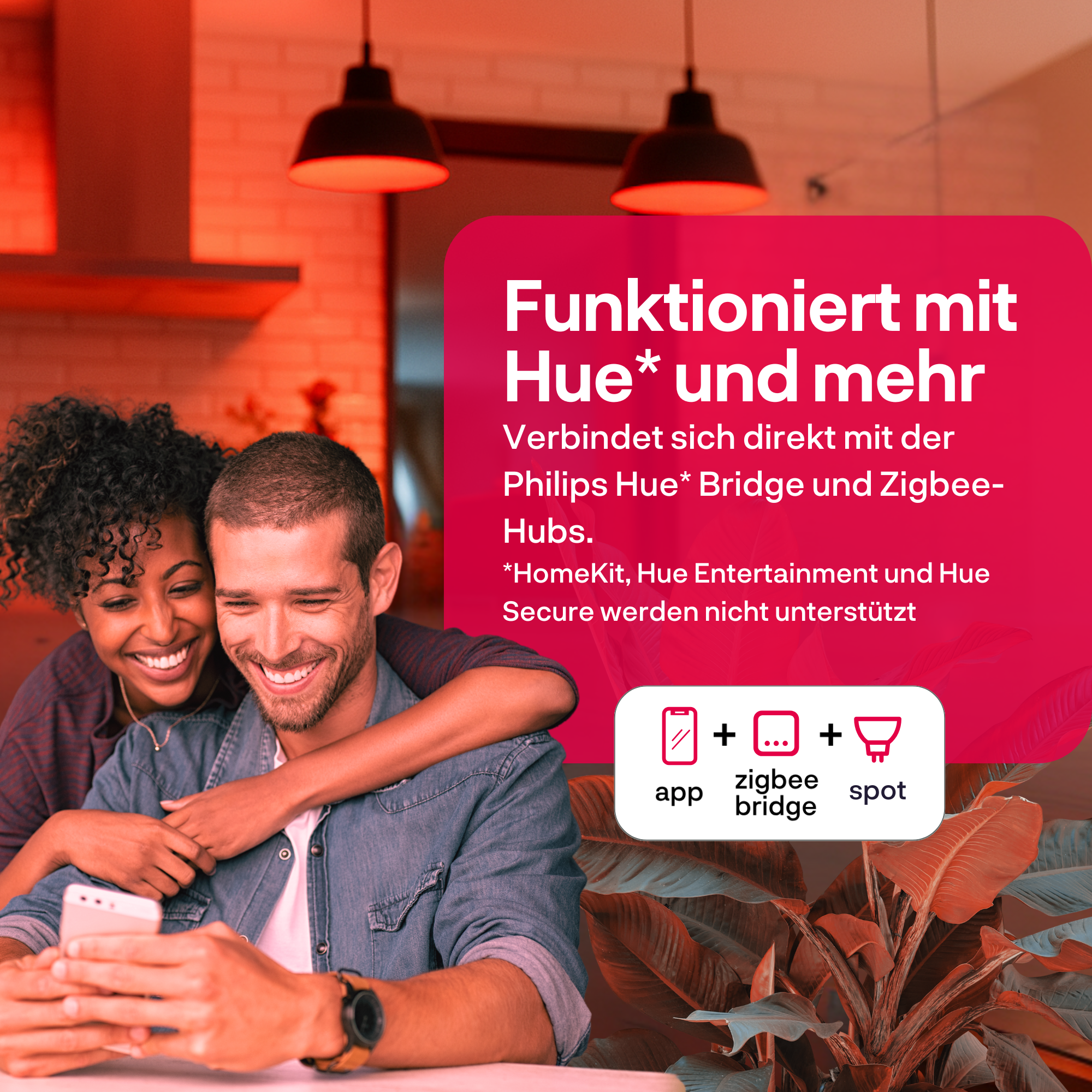 Un couple regarde un téléphone sous lumière rouge. Texte sur la fonctionnalité Hue.