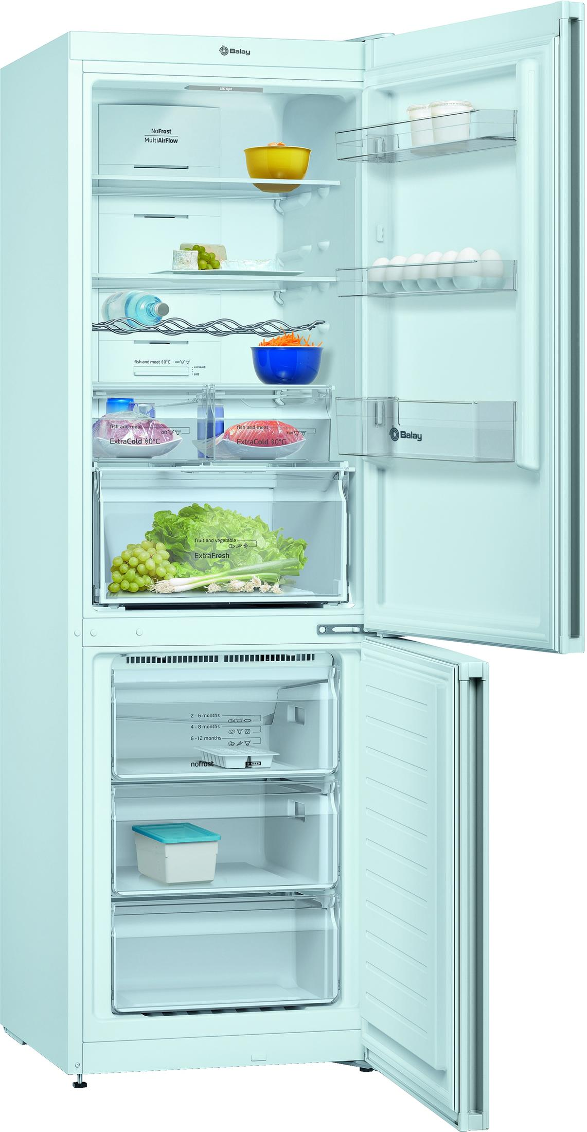 Un refrigerador abierto con alimentos como frutas, verduras, huevos y carne.