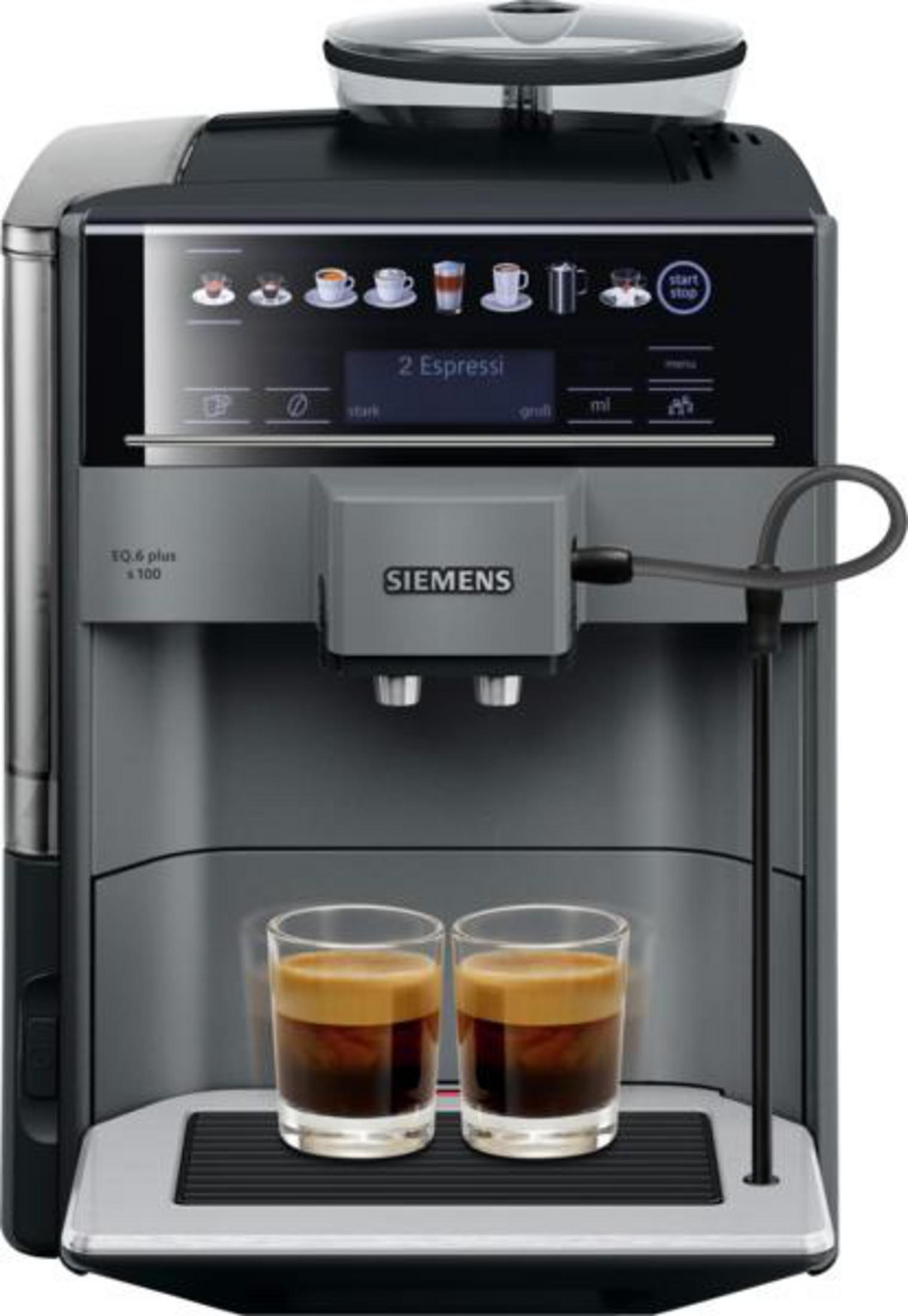 Una macchina da caffè Siemens con due bicchieri di espresso sulla vaschetta raccogligocce.