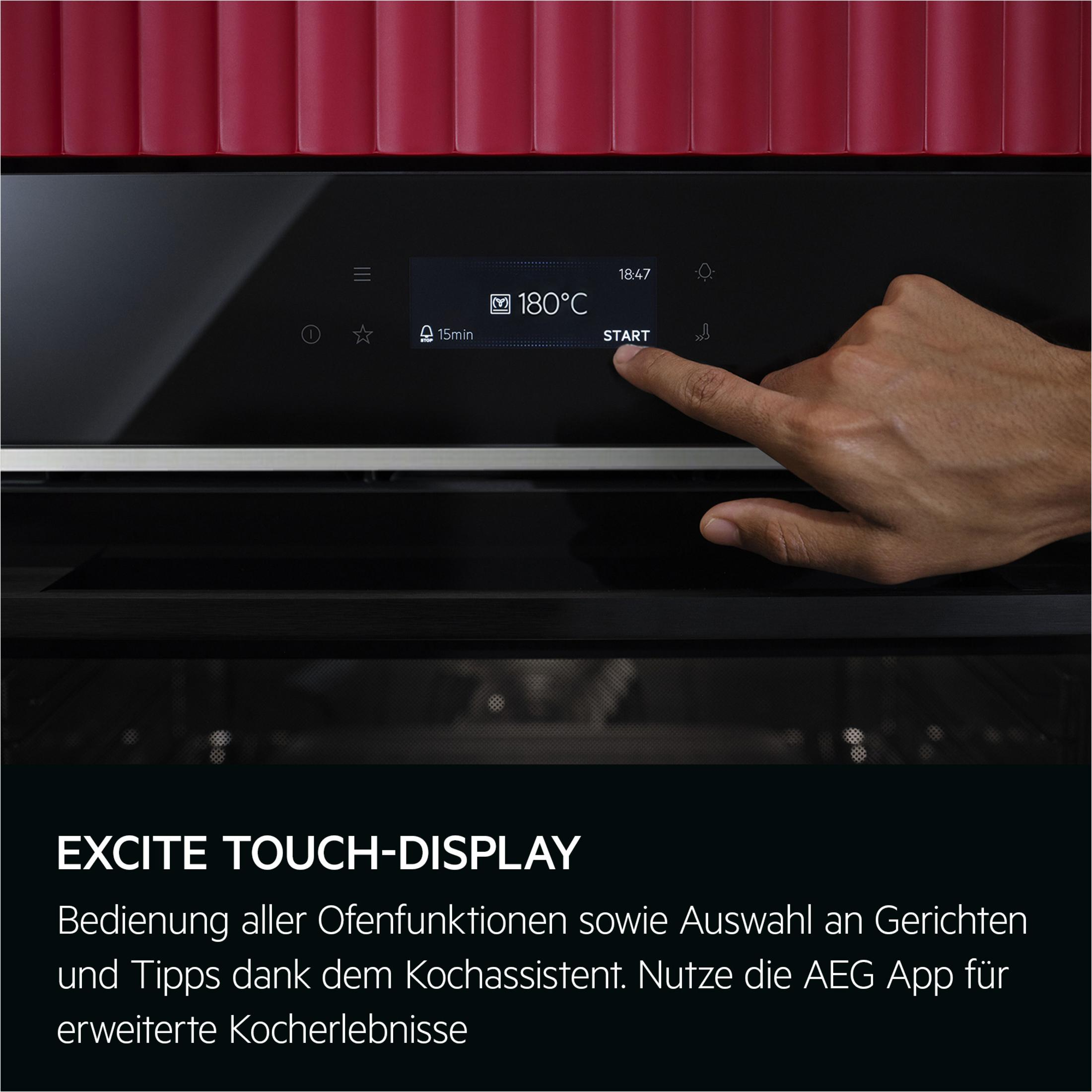 Ein Finger drückt auf den START-Button eines modernen Backofens mit Touch-Display.