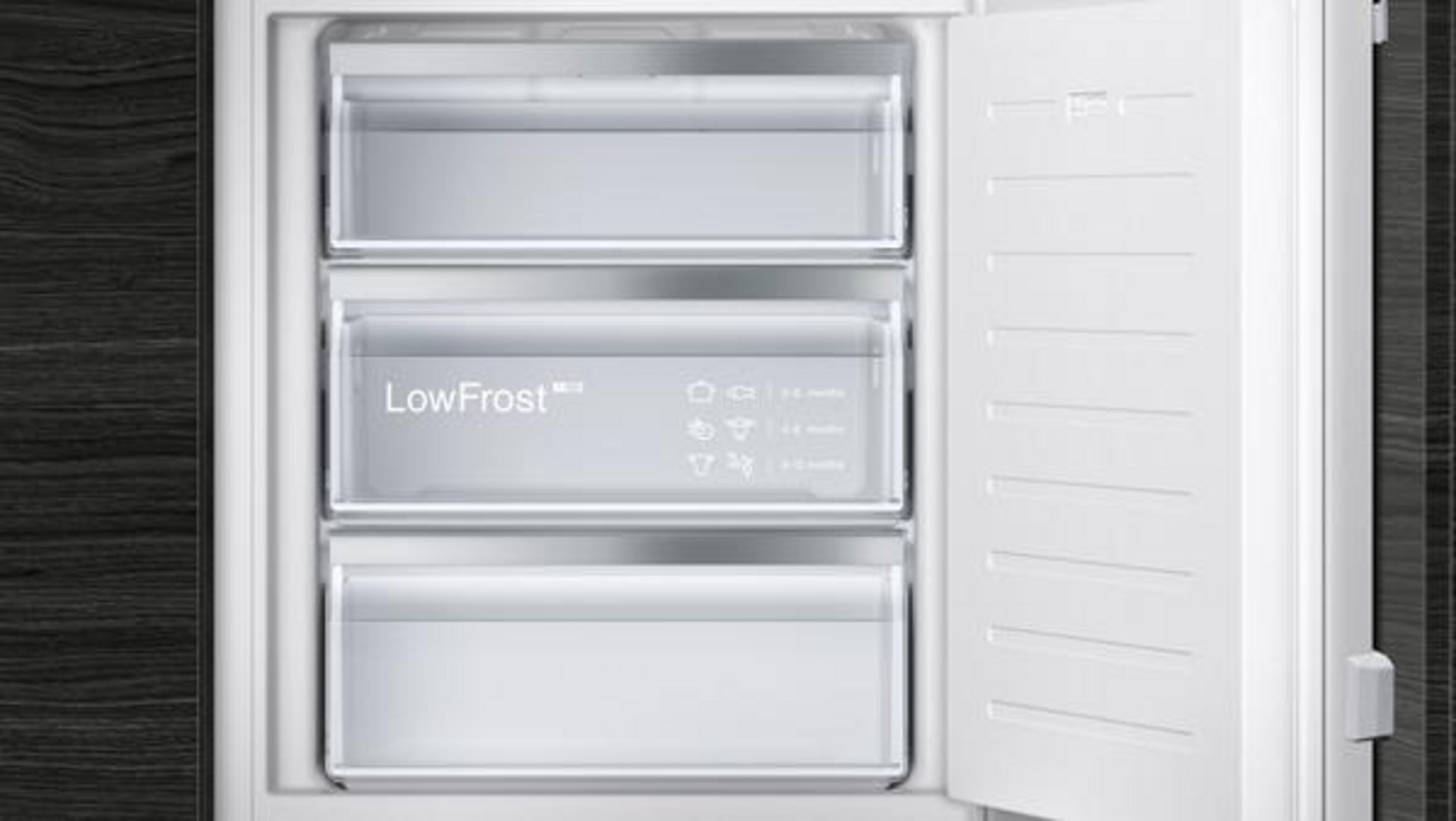 Refrigerador blanco abierto con tres cajones transparentes. Un cajón con etiqueta "LowFrost".