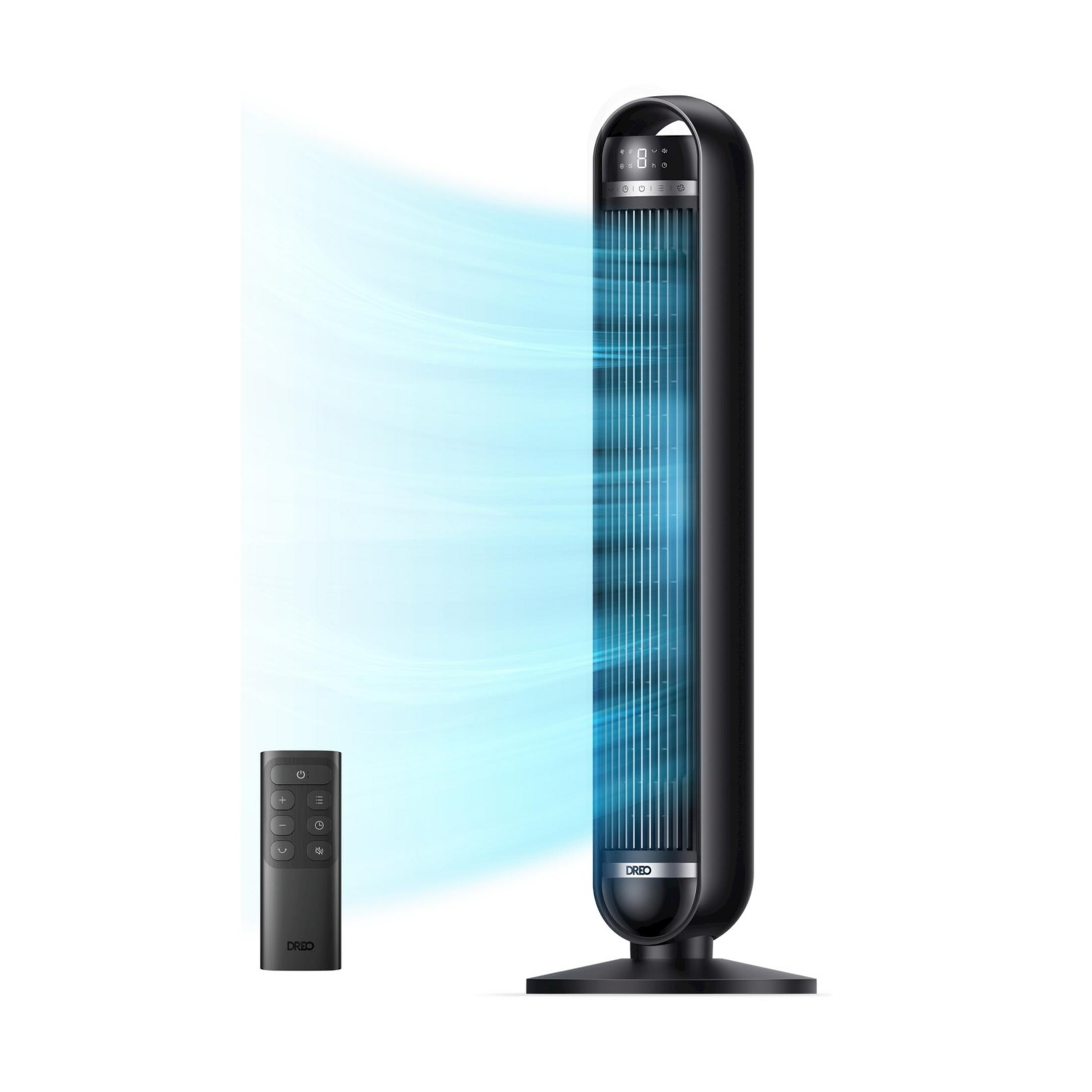 Ein schwarzer Turmventilator steht auf weißem Grund mit Fernbedienung und blauem Luftstrom.
