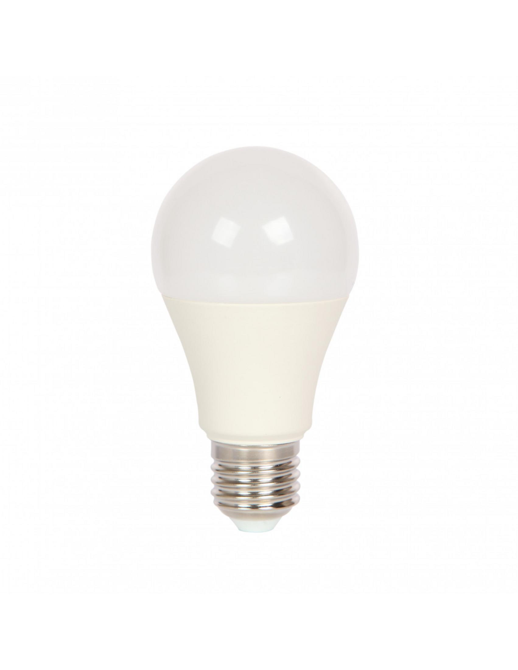 Una lampadina LED bianca con base filettata argentata su sfondo bianco.