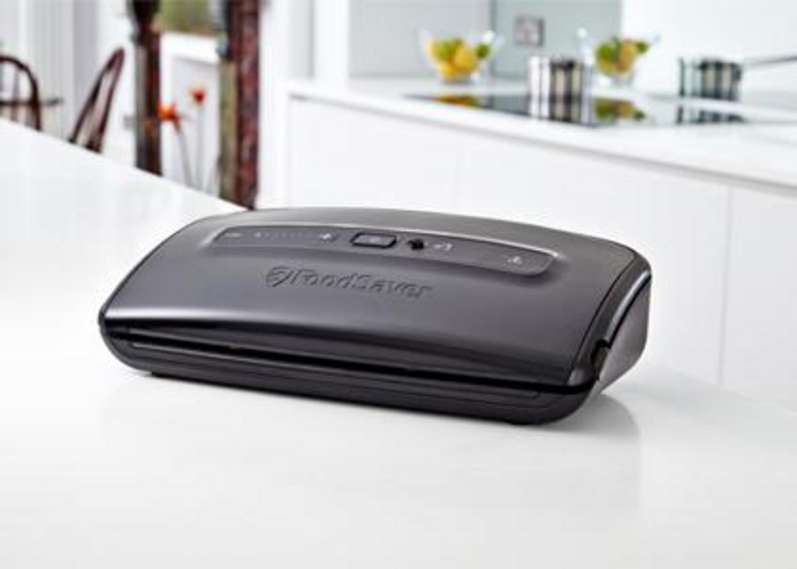 Una macchina sottovuoto FoodSaver nera è su un piano di lavoro bianco.