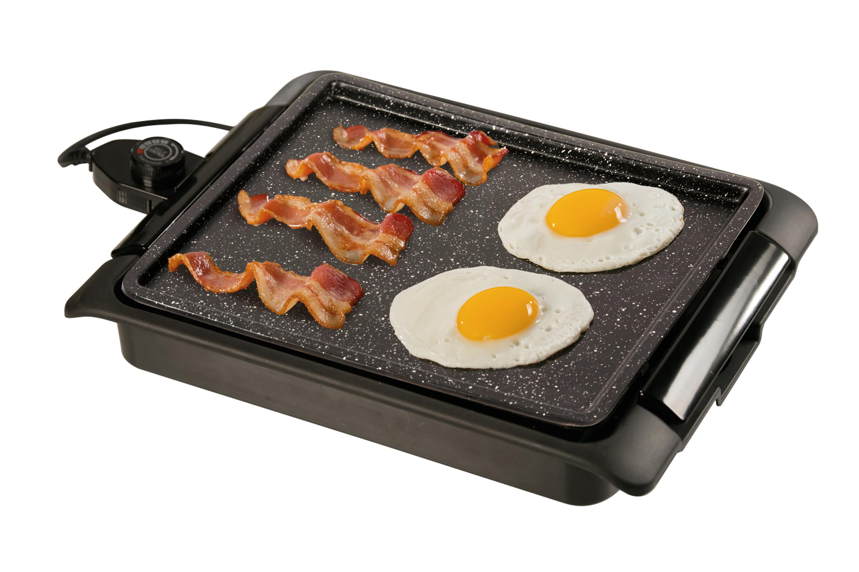 Ein elektrischer Grill mit gebratenem Speck und Eiern