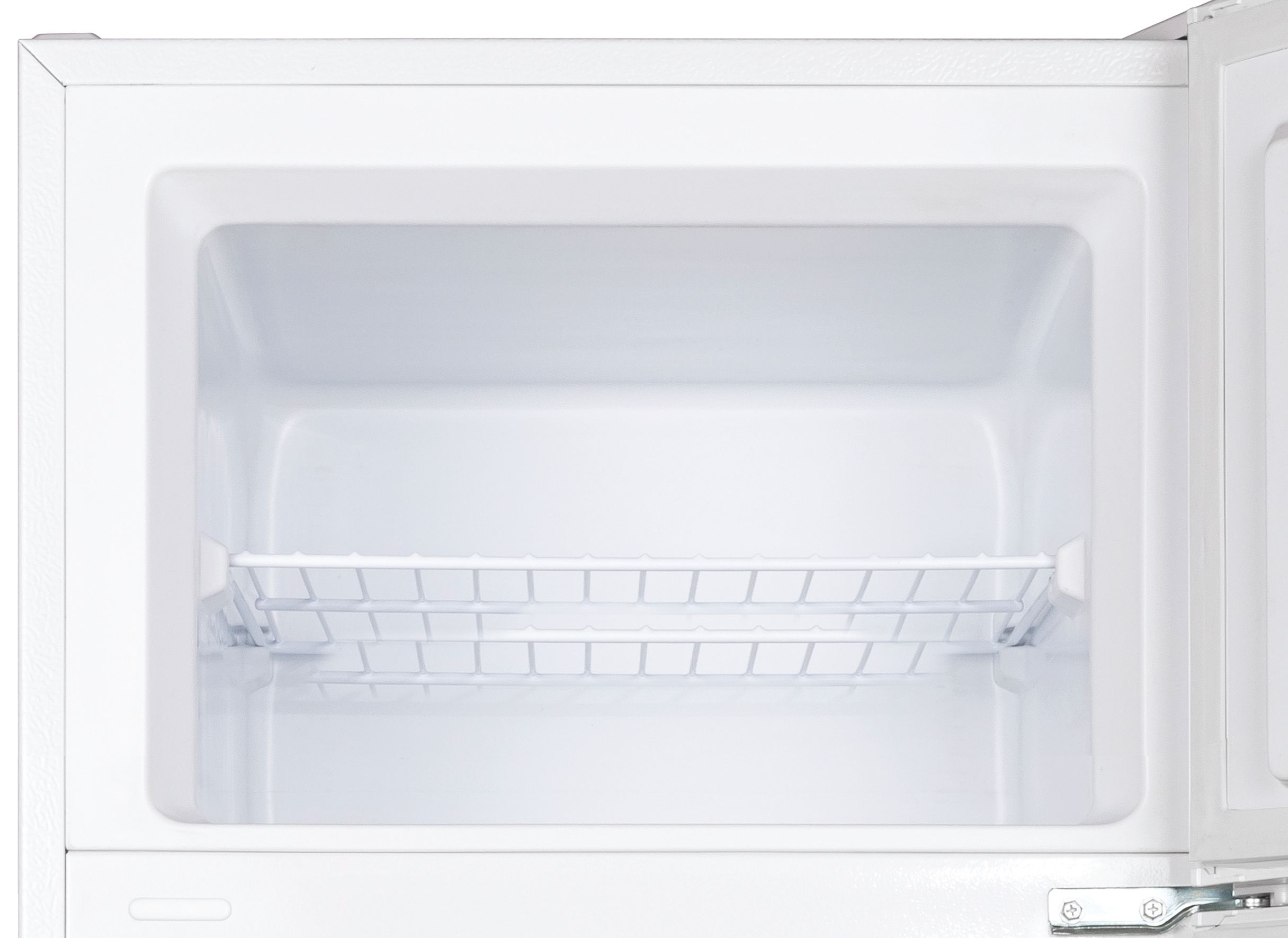 Un refrigerador blanco vacío con un estante de alambre y la puerta entreabierta.