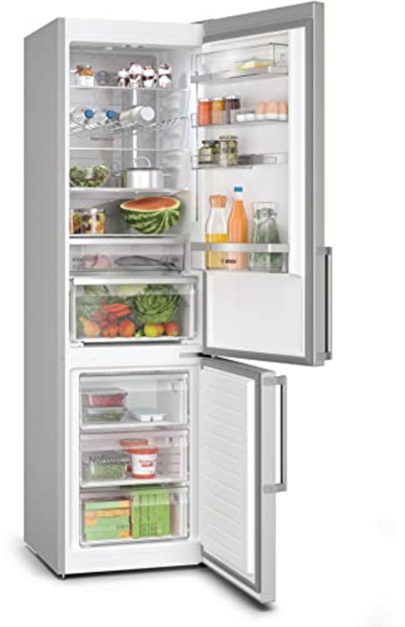 Ein offener weißer Kühlschrank mit Lebensmitteln wie Obst, Gemüse und Flaschen.
