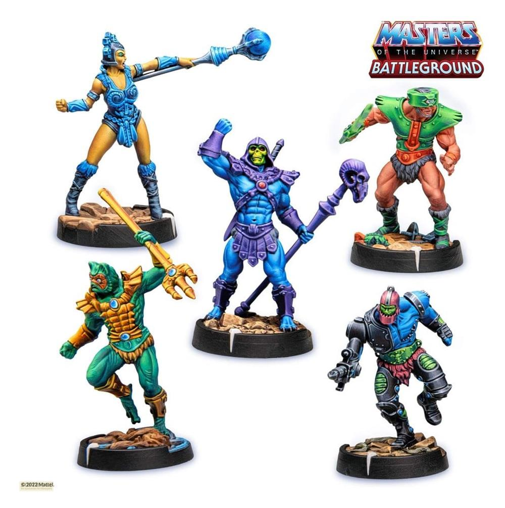 Fünf Masters of the Universe Actionfiguren auf Sockeln, die verschiedene Waffen halten.