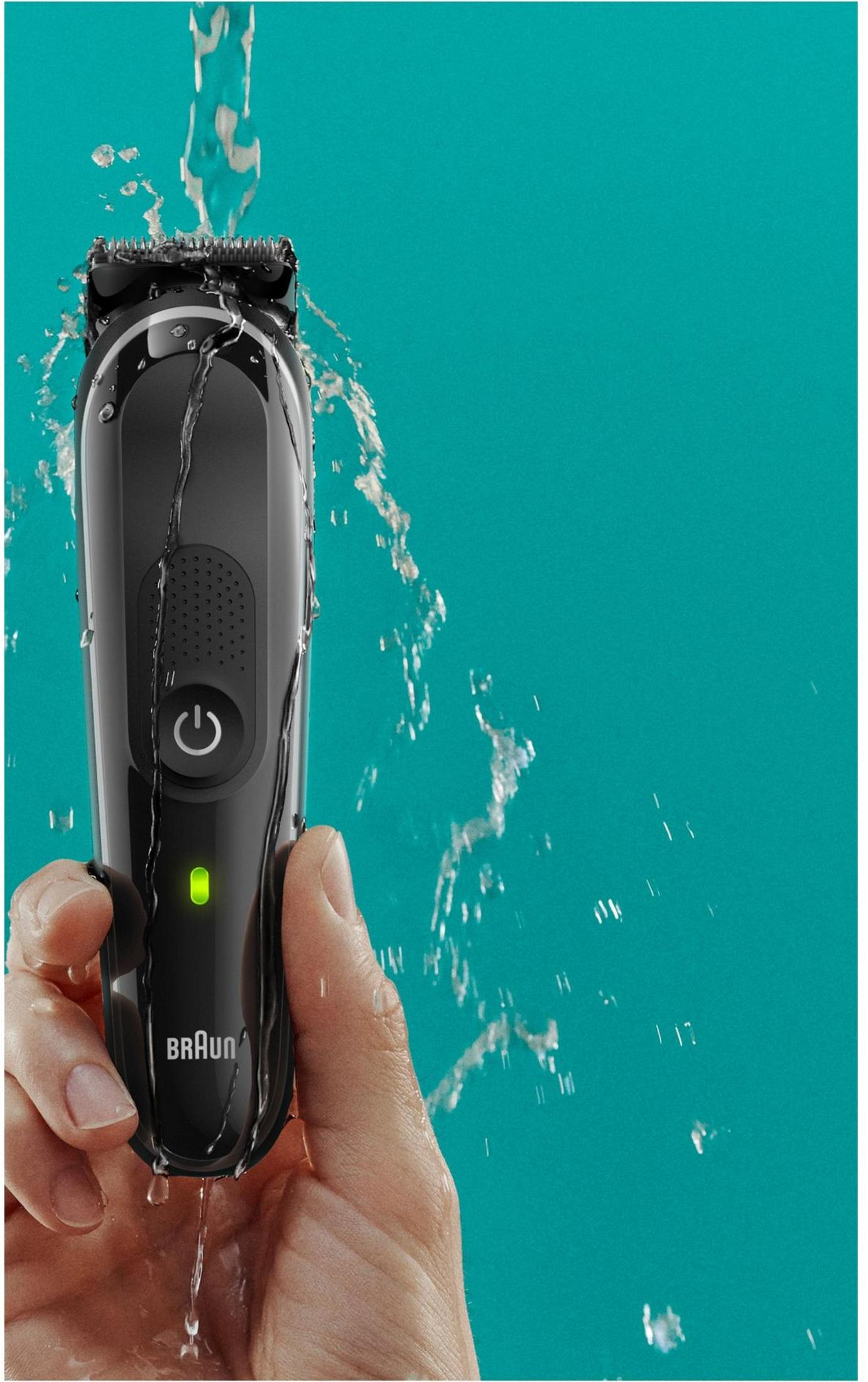 Ein schwarzer Braun-Rasierer wird in Wasser gehalten, mit einem grünen Licht.