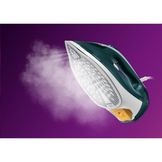 Ferro da stiro a vapore blu scuro con piastra bianca emette vapore su sfondo viola.
