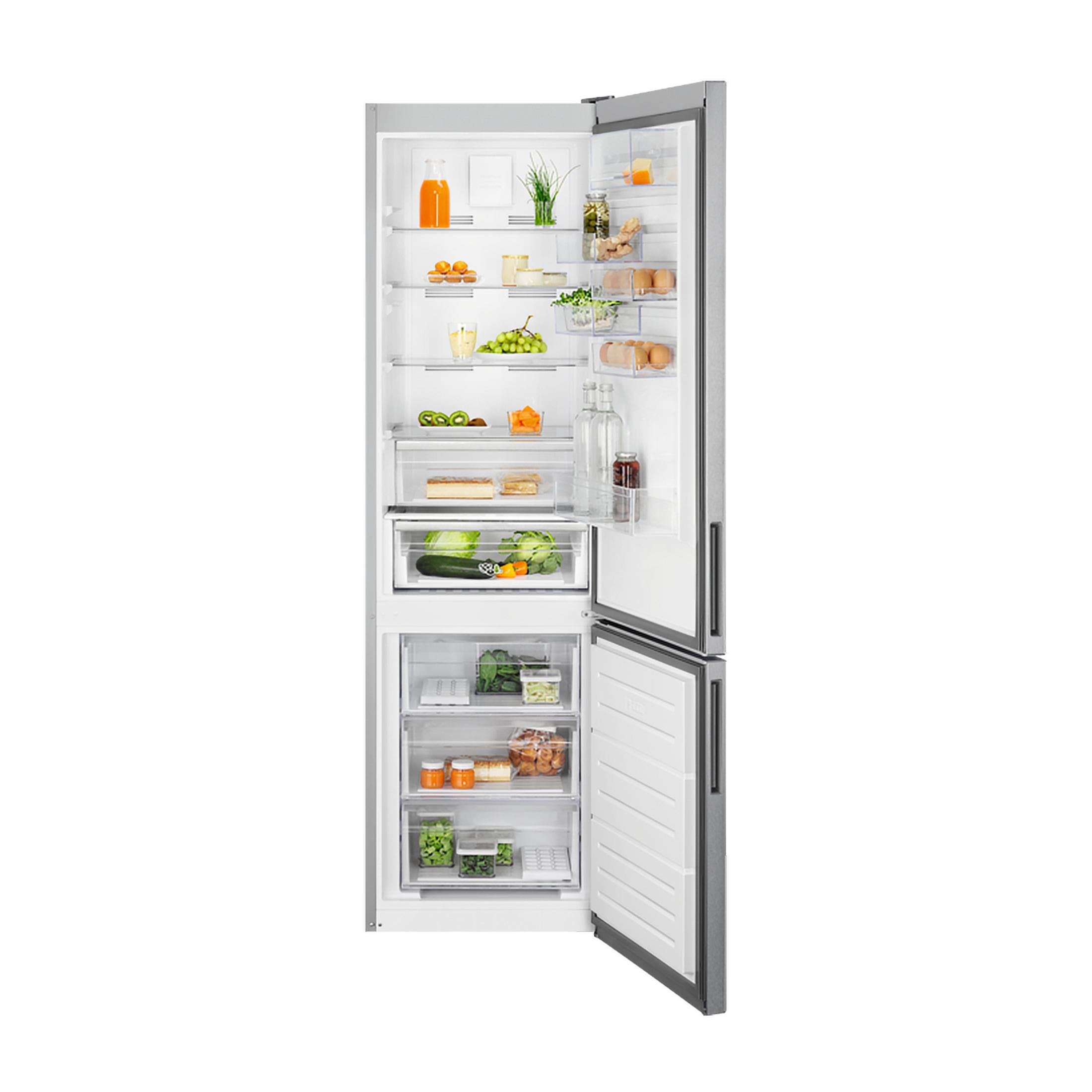 Refrigerador abierto con alimentos: jugo, frutas, verduras, huevos, queso, pasteles.