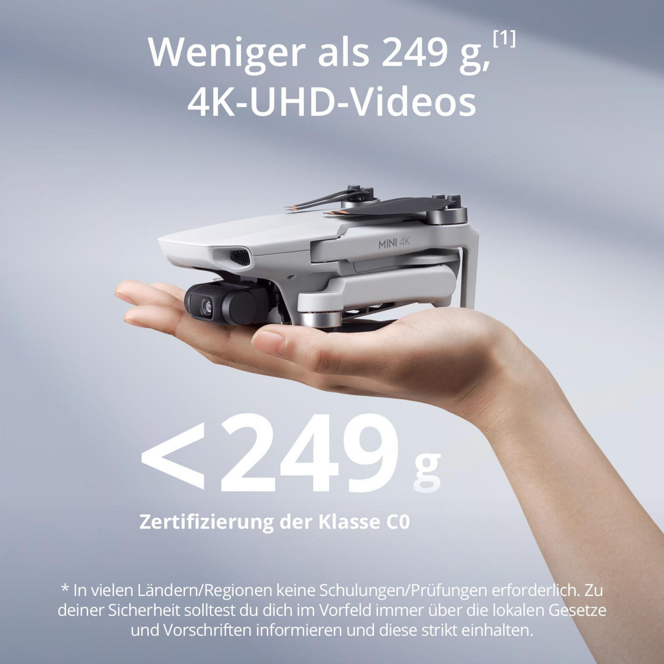 Eine Hand hält eine weiße Drohne mit Kamera. Text sagt: Weniger als 249g.