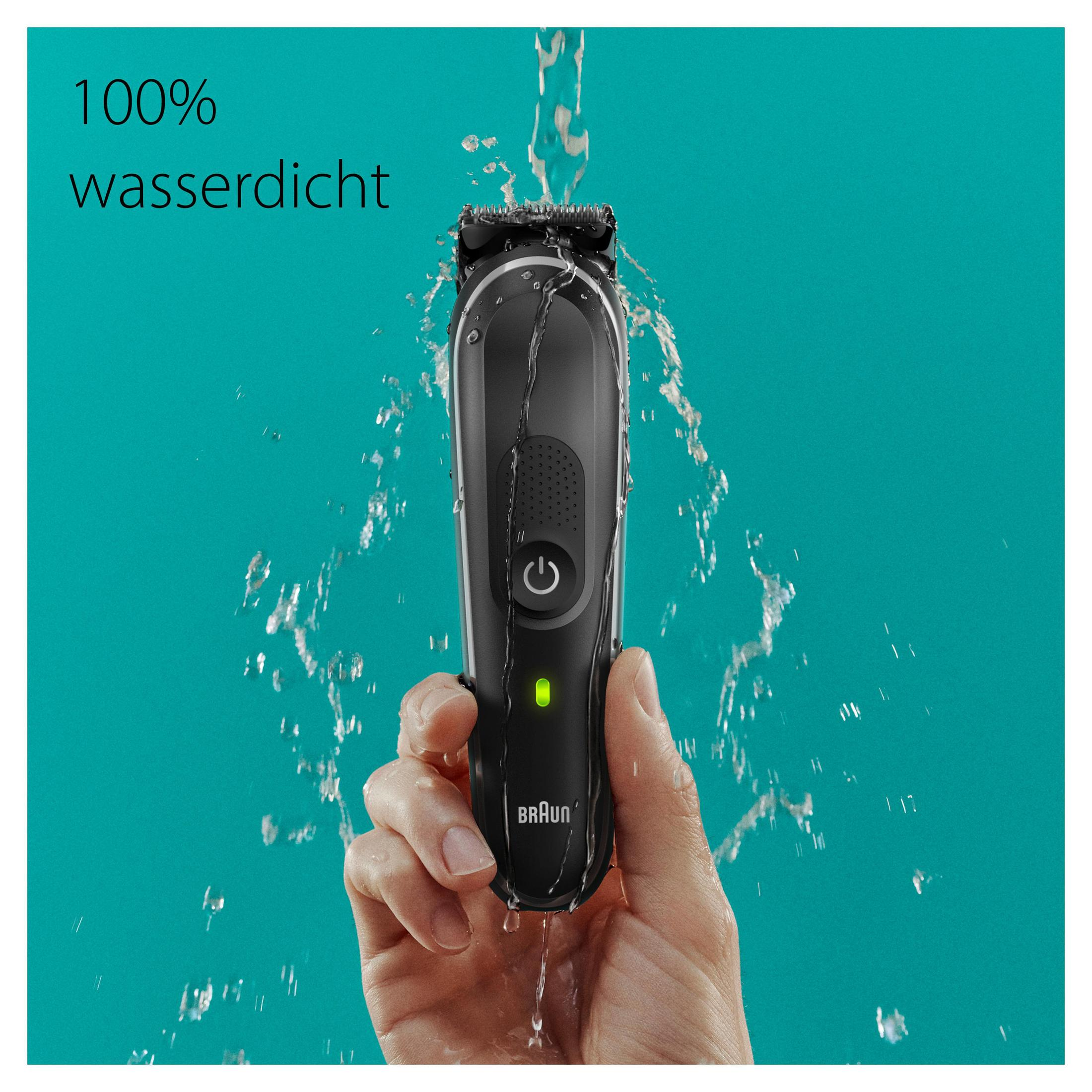 Una mano tiene un rasoio nero sotto l'acqua corrente su sfondo turchese. 100% impermeabile.