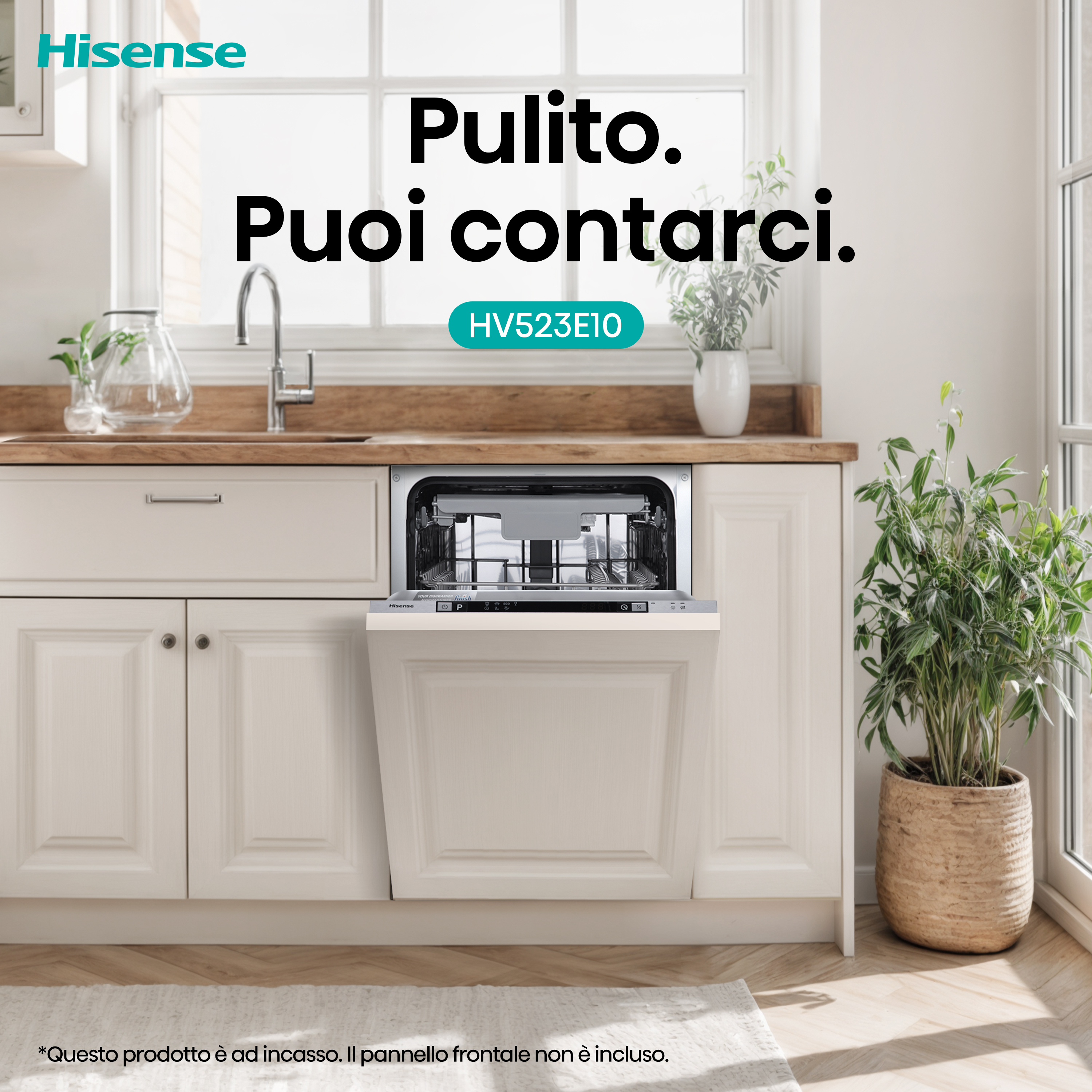 Una lavastoviglie Hisense è mostrata in una cucina moderna con piano di lavoro in legno.