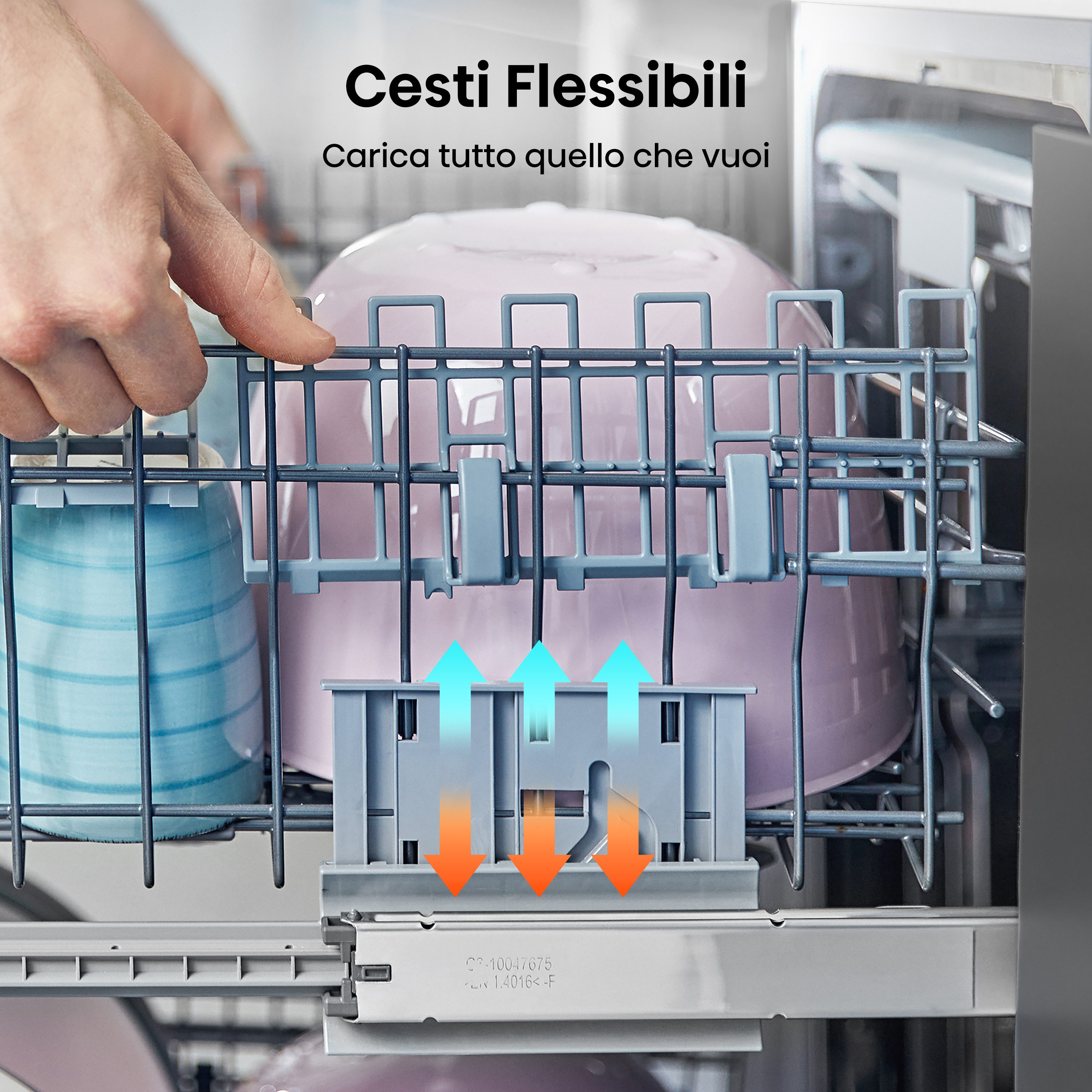 Una mano posiziona le stoviglie in un cestello flessibile, con frecce che indicano il flusso d'aria.
