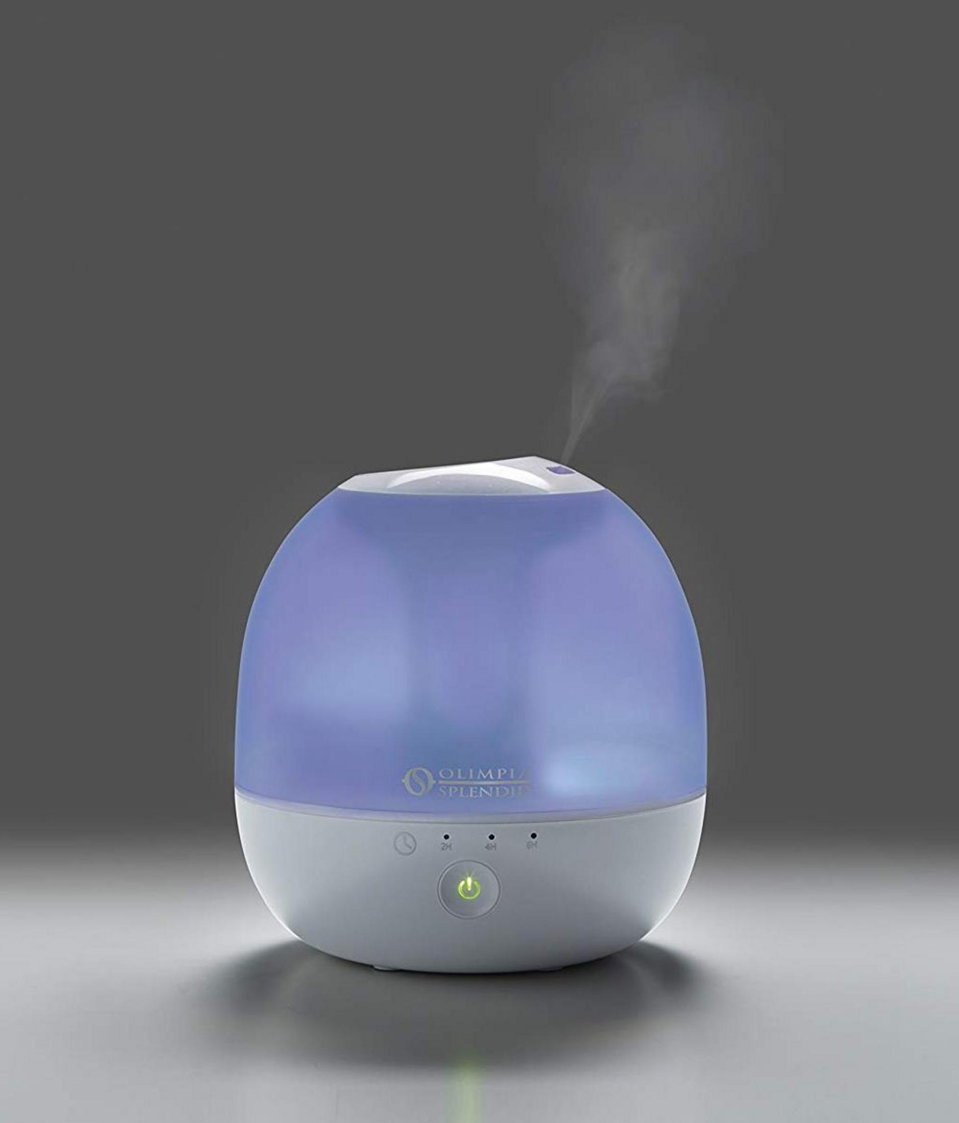 Un difusor blanco y azul con vapor que sale de su parte superior.