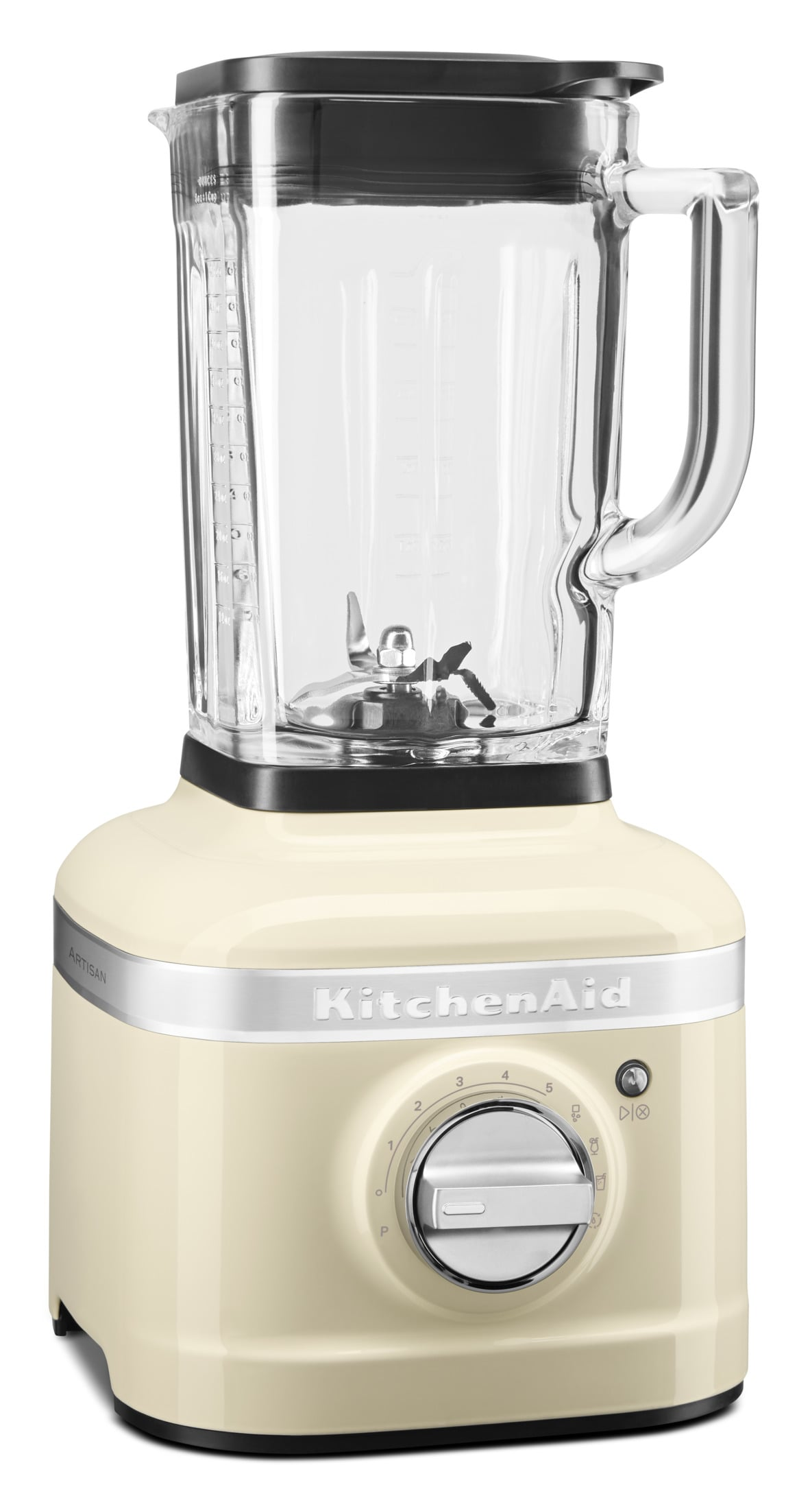 Eine cremefarbene KitchenAid Küchenmaschine mit Glasbehälter und Metallklingen.