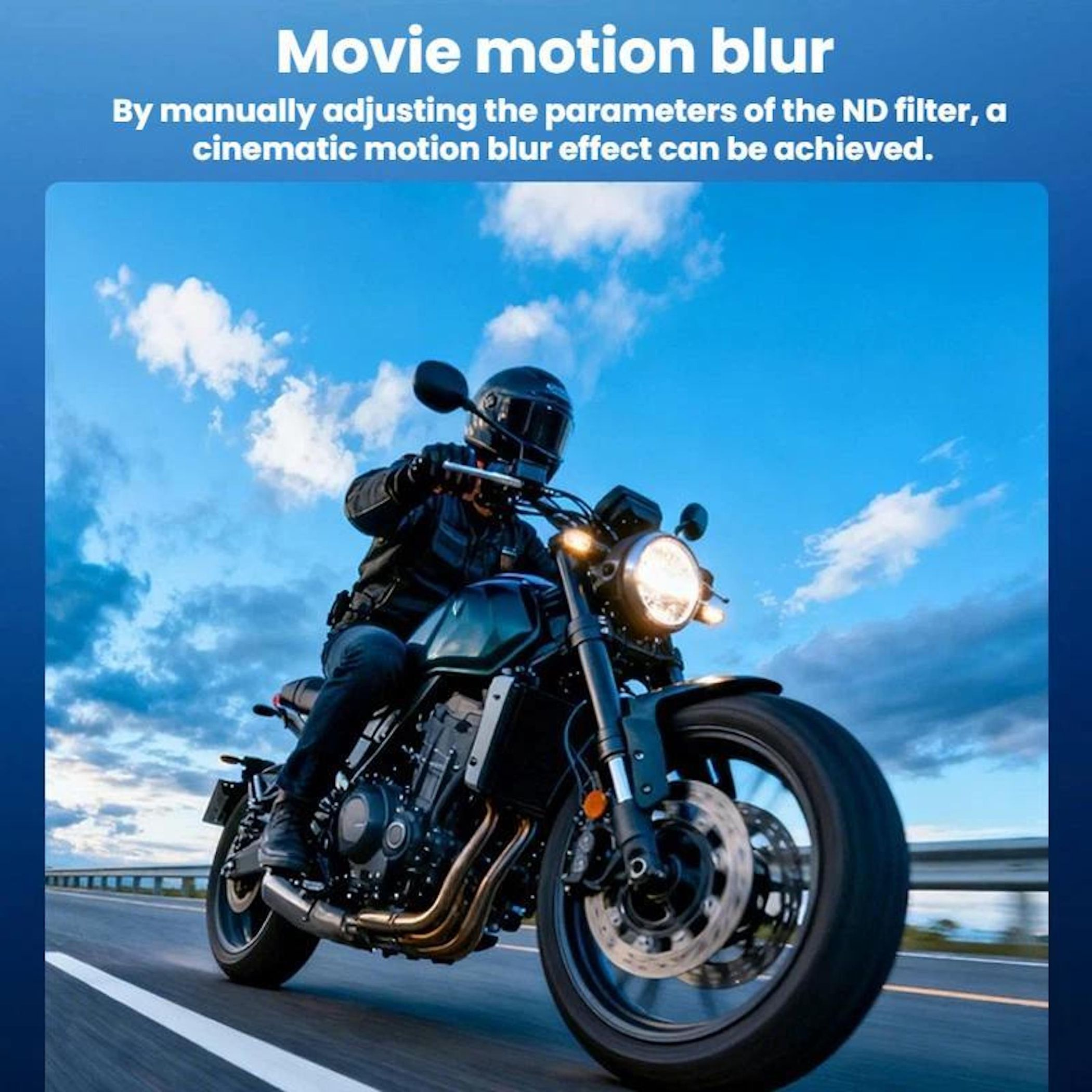 Ein Motorradfahrer fährt auf einer Straße unter einem blauen Himmel mit Wolken.