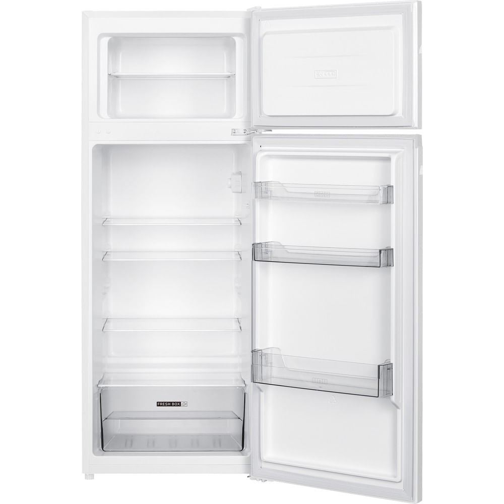 Un refrigerador blanco vacío con la puerta abierta, mostrando estantes y congelador.