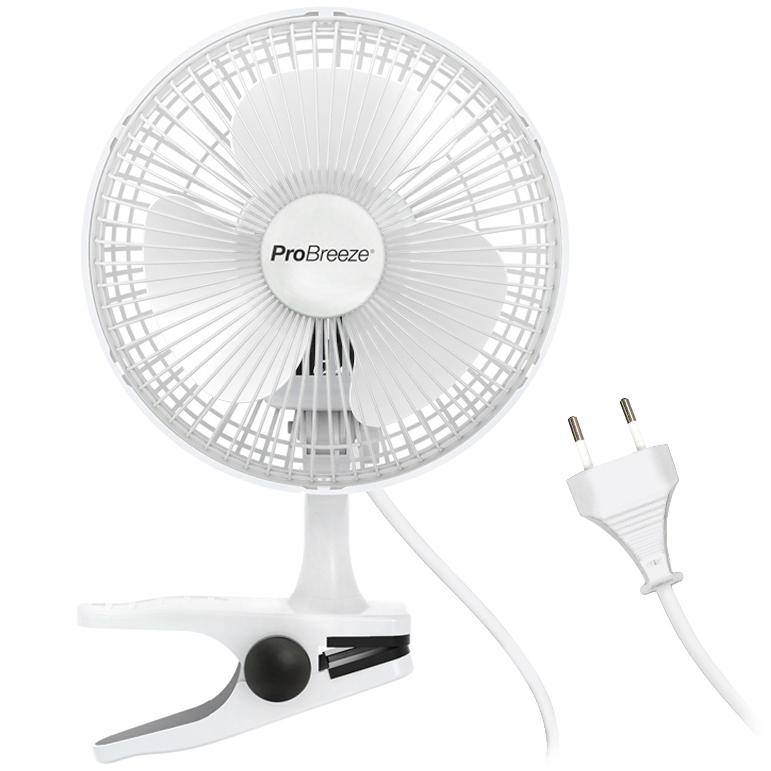 Ein weißer Klemmventilator mit einem Stecker und Kabel auf weißem Hintergrund.