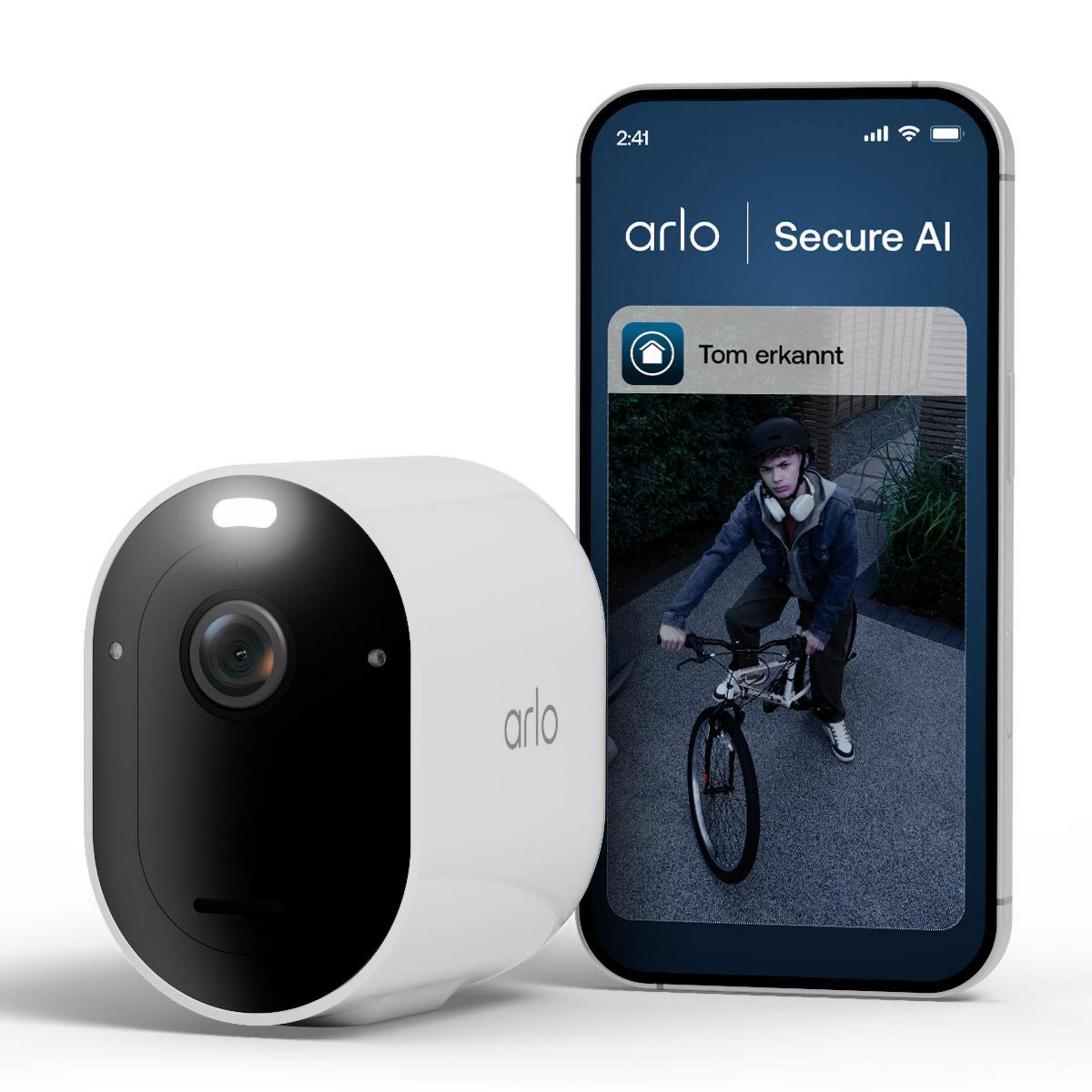 Telecamera Arlo bianca accanto a uno smartphone che mostra un ragazzo in bicicletta.