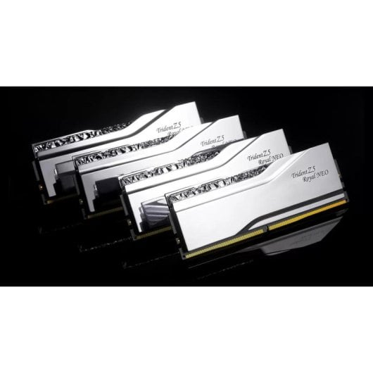 Quattro moduli RAM Trident Z5 Royal Neo bianchi con accenti dorati su sfondo nero.