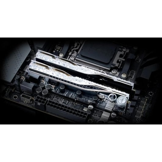 Due moduli RAM lucidi su una scheda madre nera, con socket CPU sullo sfondo.