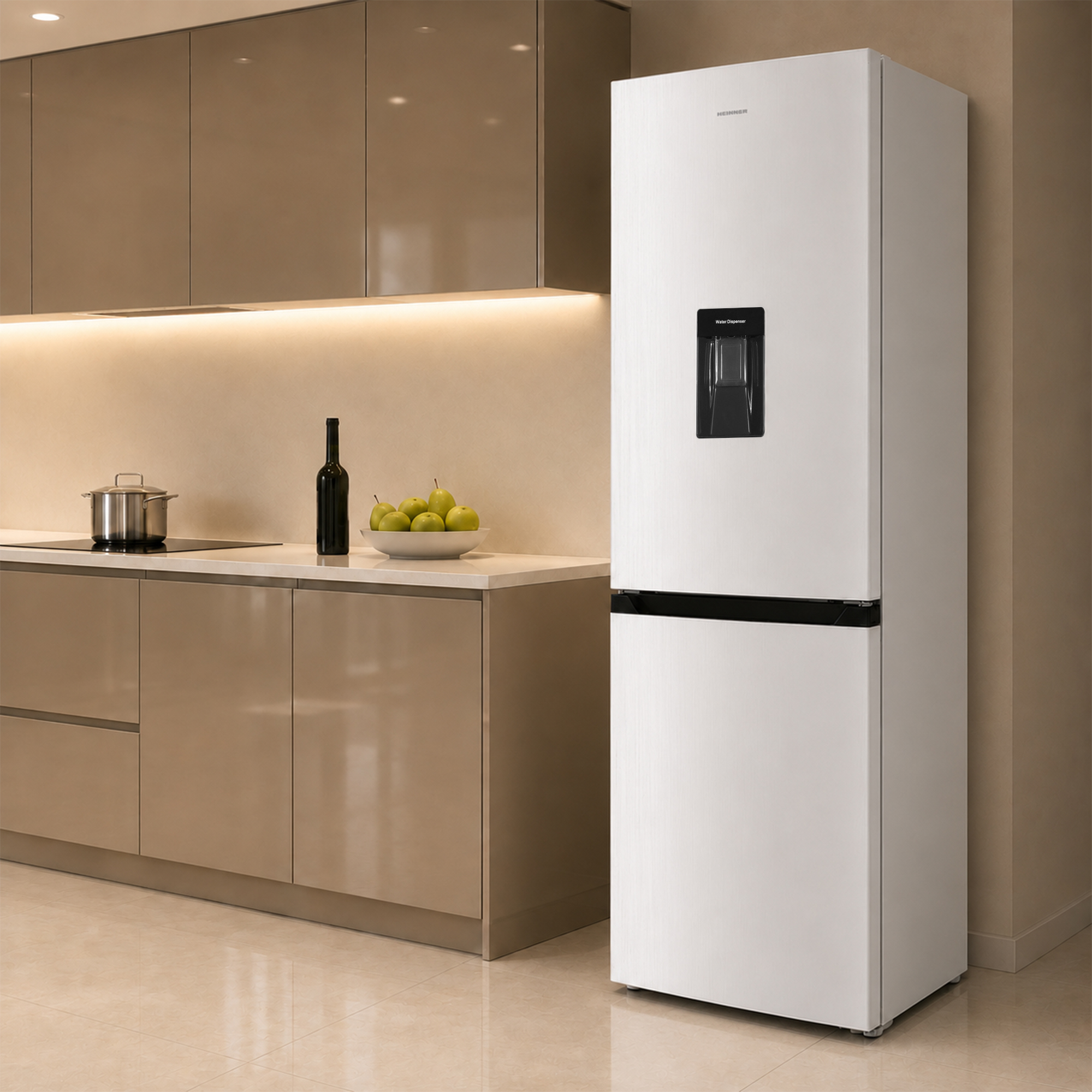 Witte koelkast met waterdispenser, naast keukenblok met fruit en pan.
