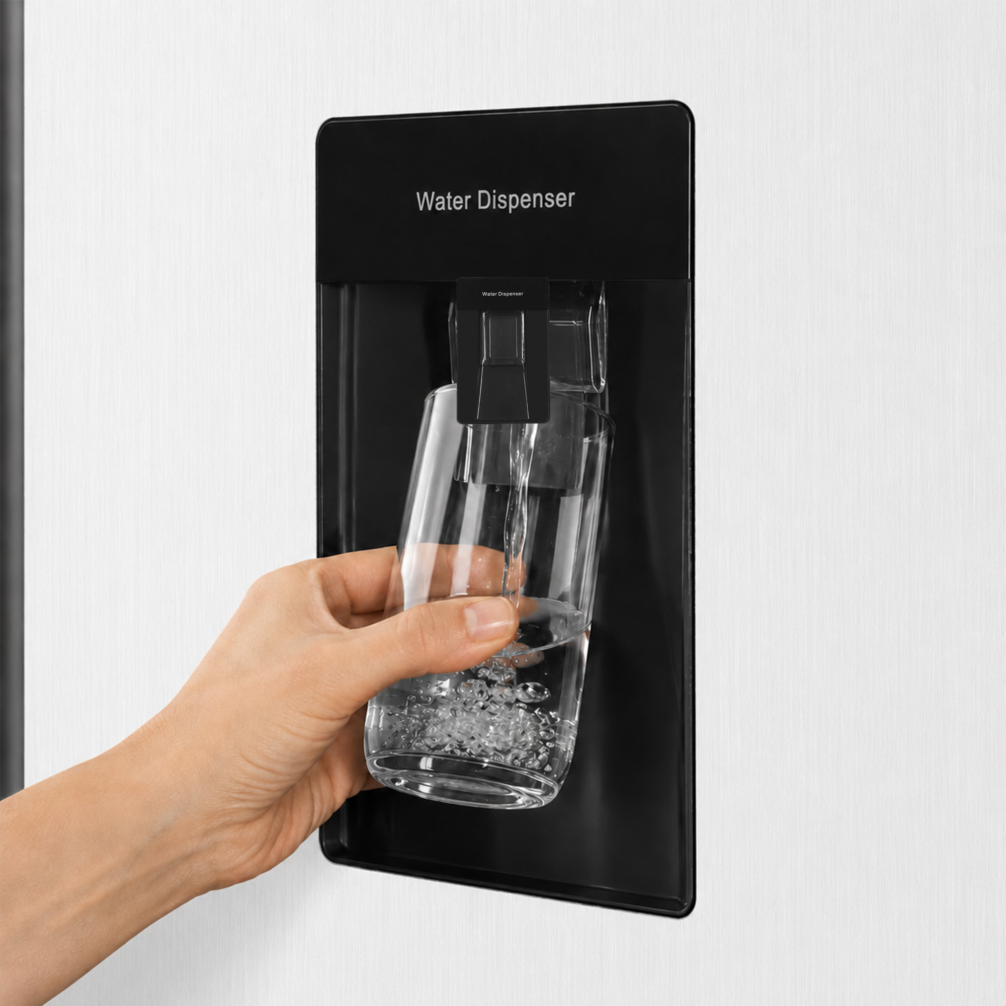 Een hand vult een glas met water uit een waterdispenser van een koelkast.