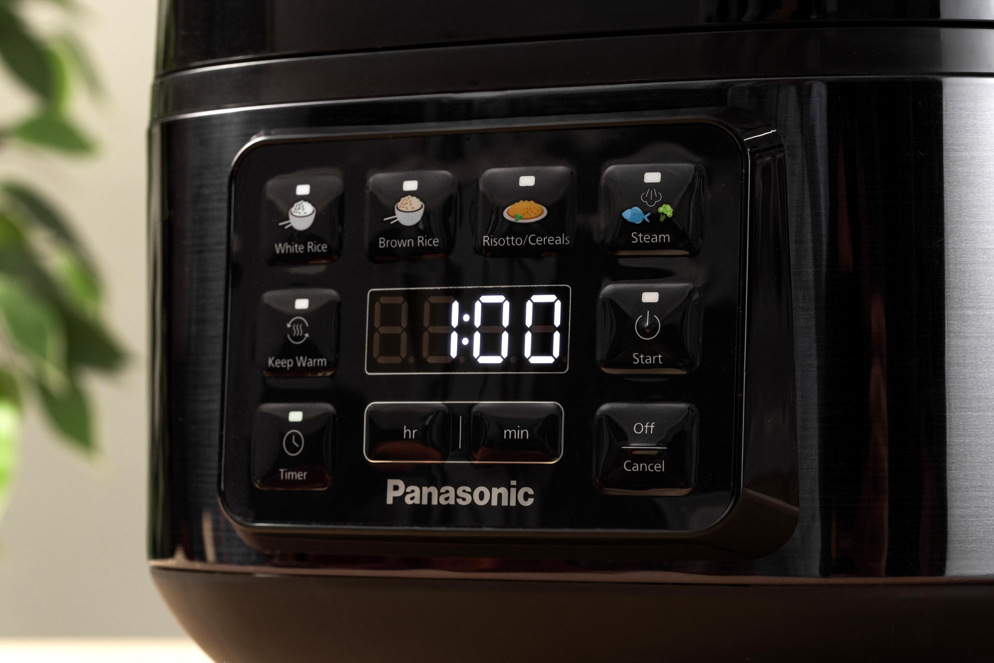 Nahaufnahme eines schwarzen Panasonic-Reiskochers mit digitaler Anzeige und Bedienelementen.