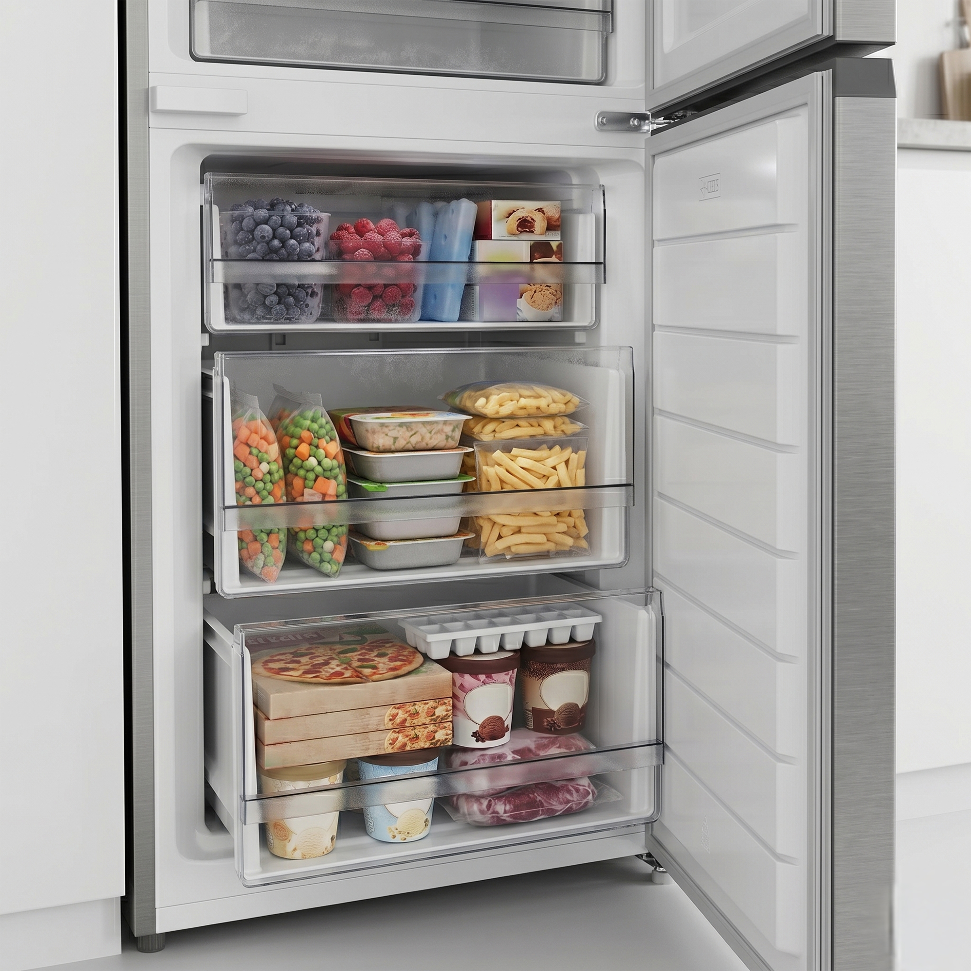 Gefrierschrank mit Beeren, Erbsen, Pommes, Pizza, Eis und Fleisch.
