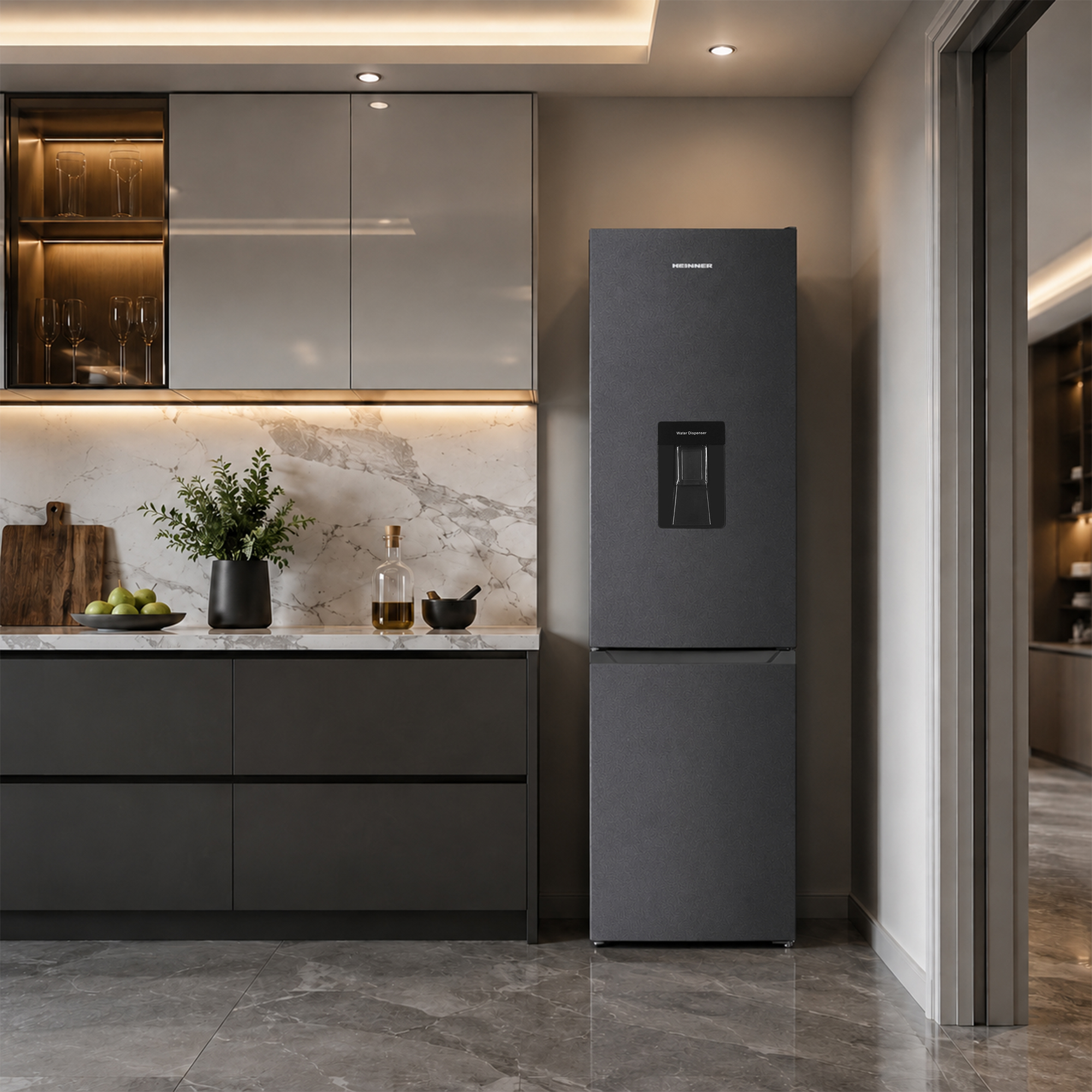 Moderne Küche mit dunklem Kühlschrank und Marmor-Arbeitsplatte.
