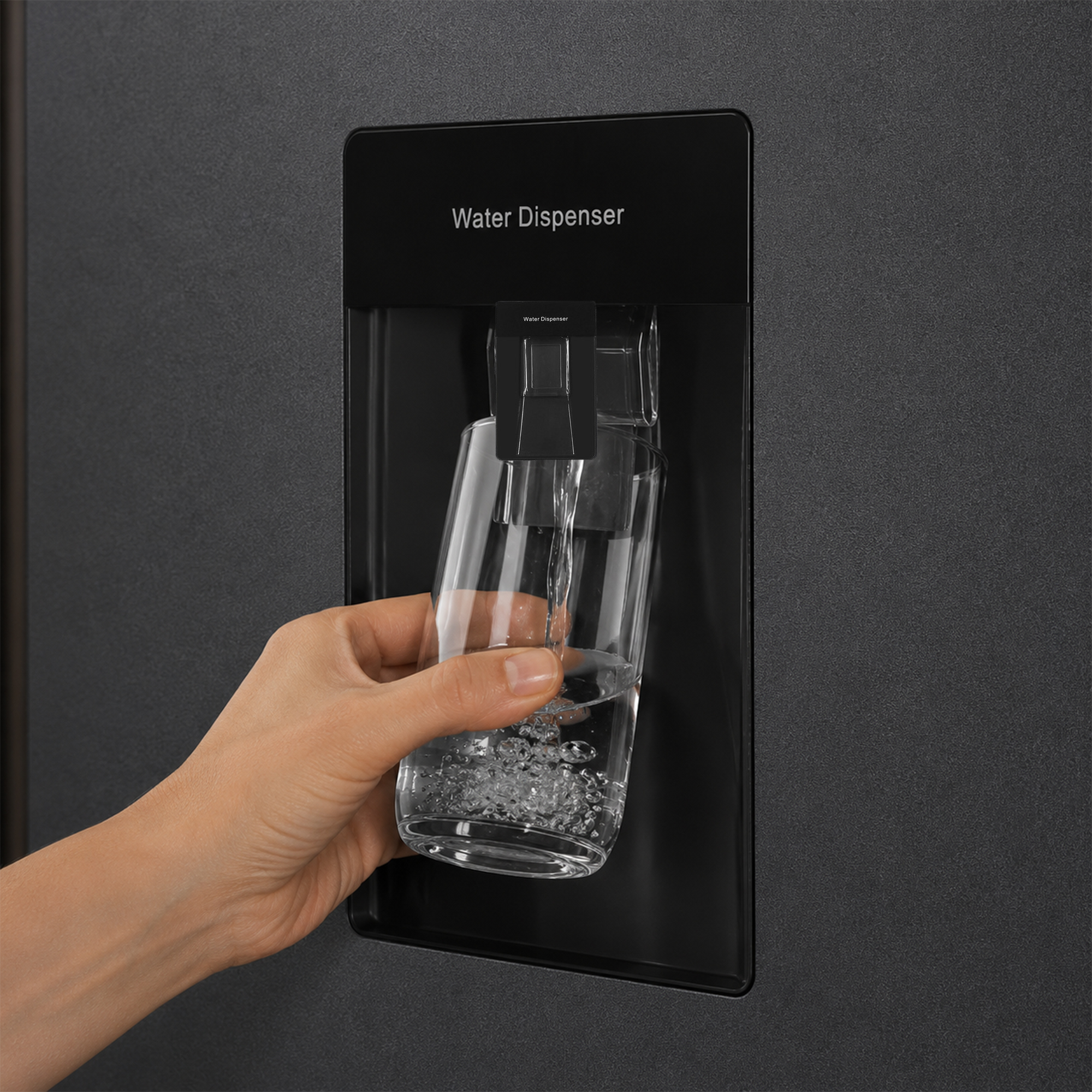 Eine Hand hält ein Glas unter einen Wasserspender, der Wasser ausgießt.