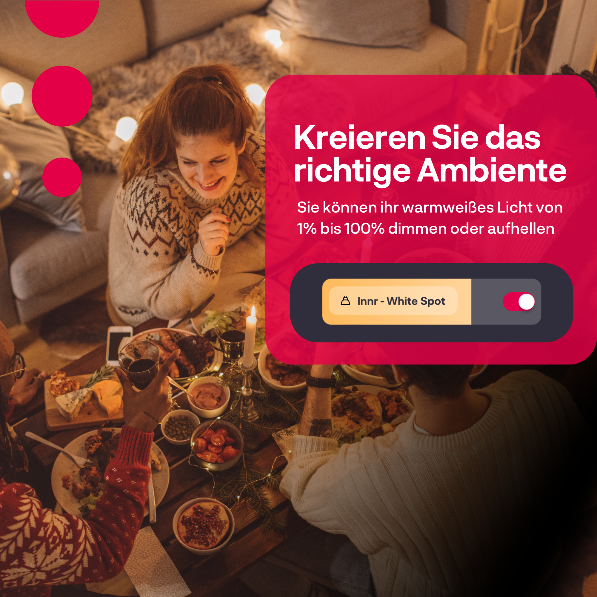 Des gens savourant un repas festif avec guirlandes et bougies. Texte sur l'ambiance.