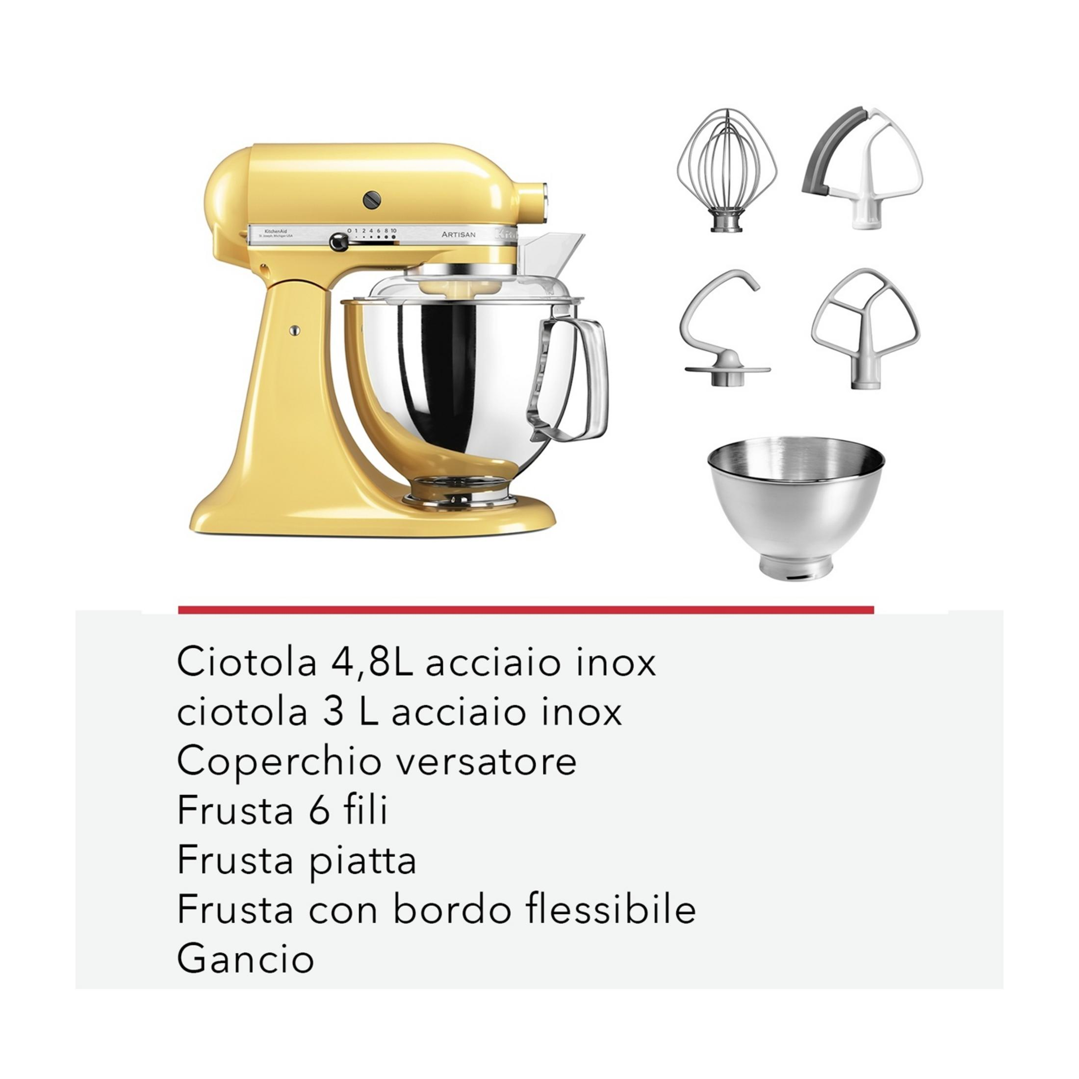 Gelber KitchenAid Artisan Mixer mit Zubehör: Schüsseln, Schneebesen, Knethaken.