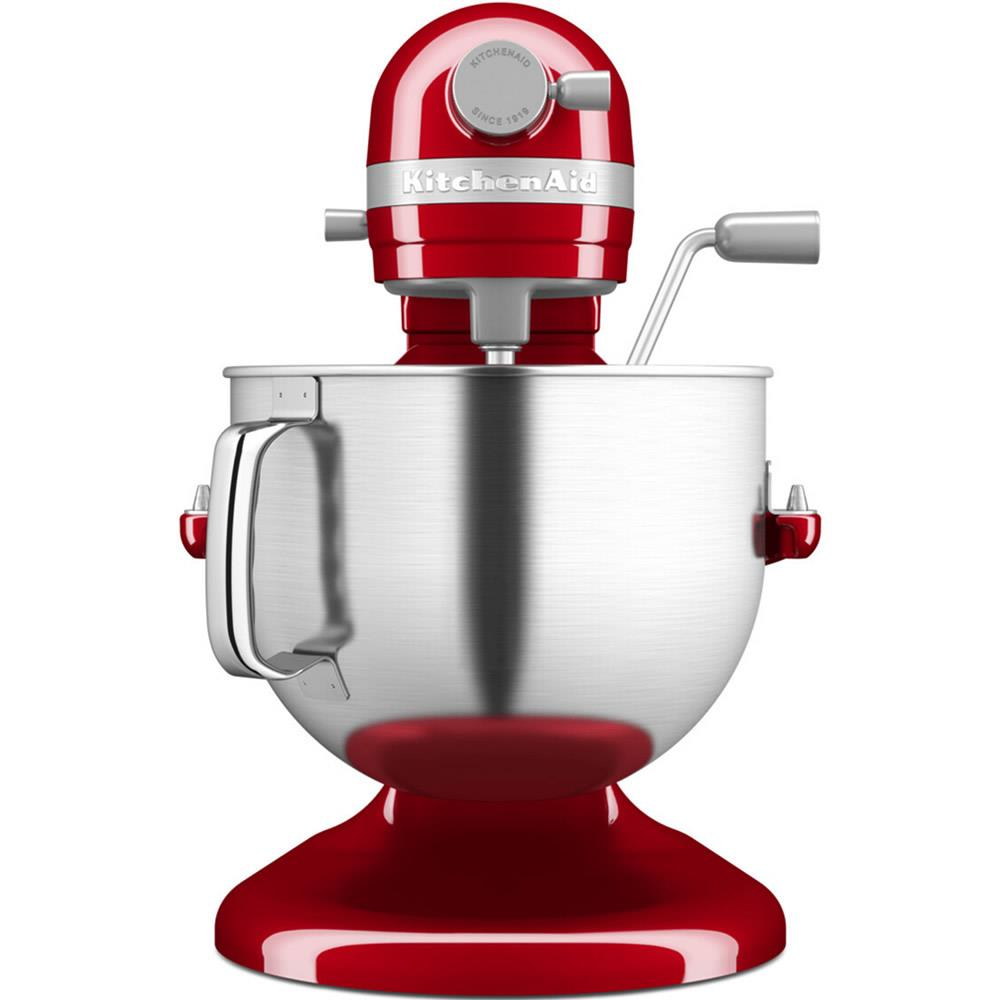 Ein roter KitchenAid-Standmixer mit silberner Schüssel ist vor weißem Hintergrund zu sehen.