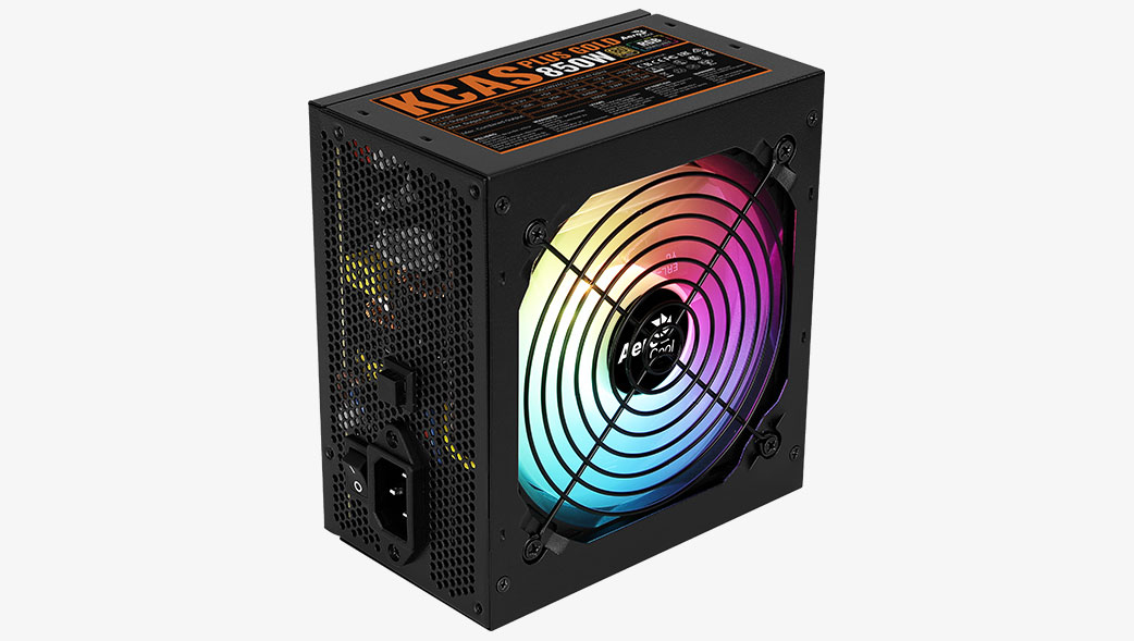 Un alimentatore PC nero con ventola RGB colorata e prese d'aria a rete.