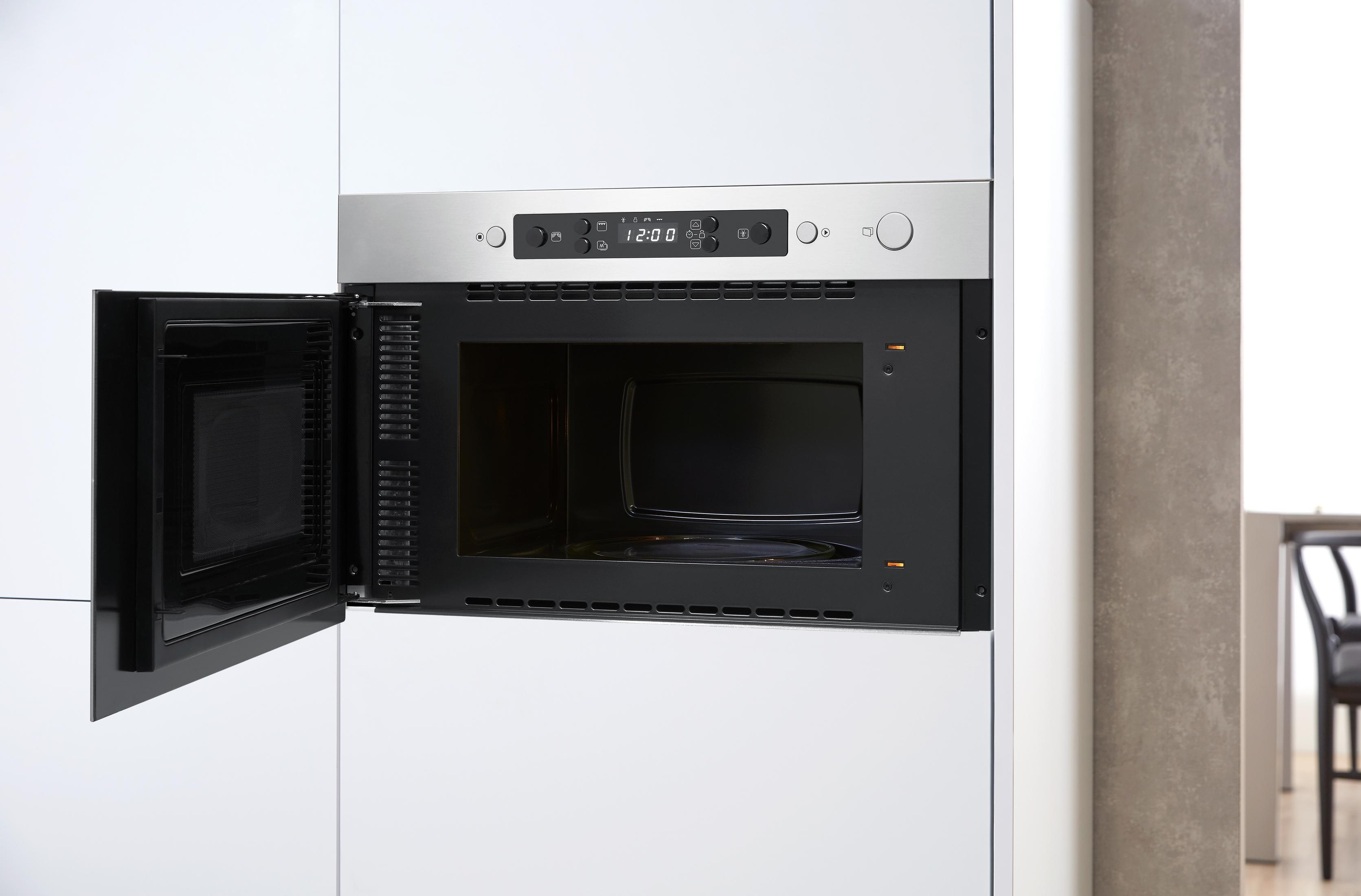 Un forno da incasso moderno con porta aperta, display digitale e dettagli in acciaio inox.