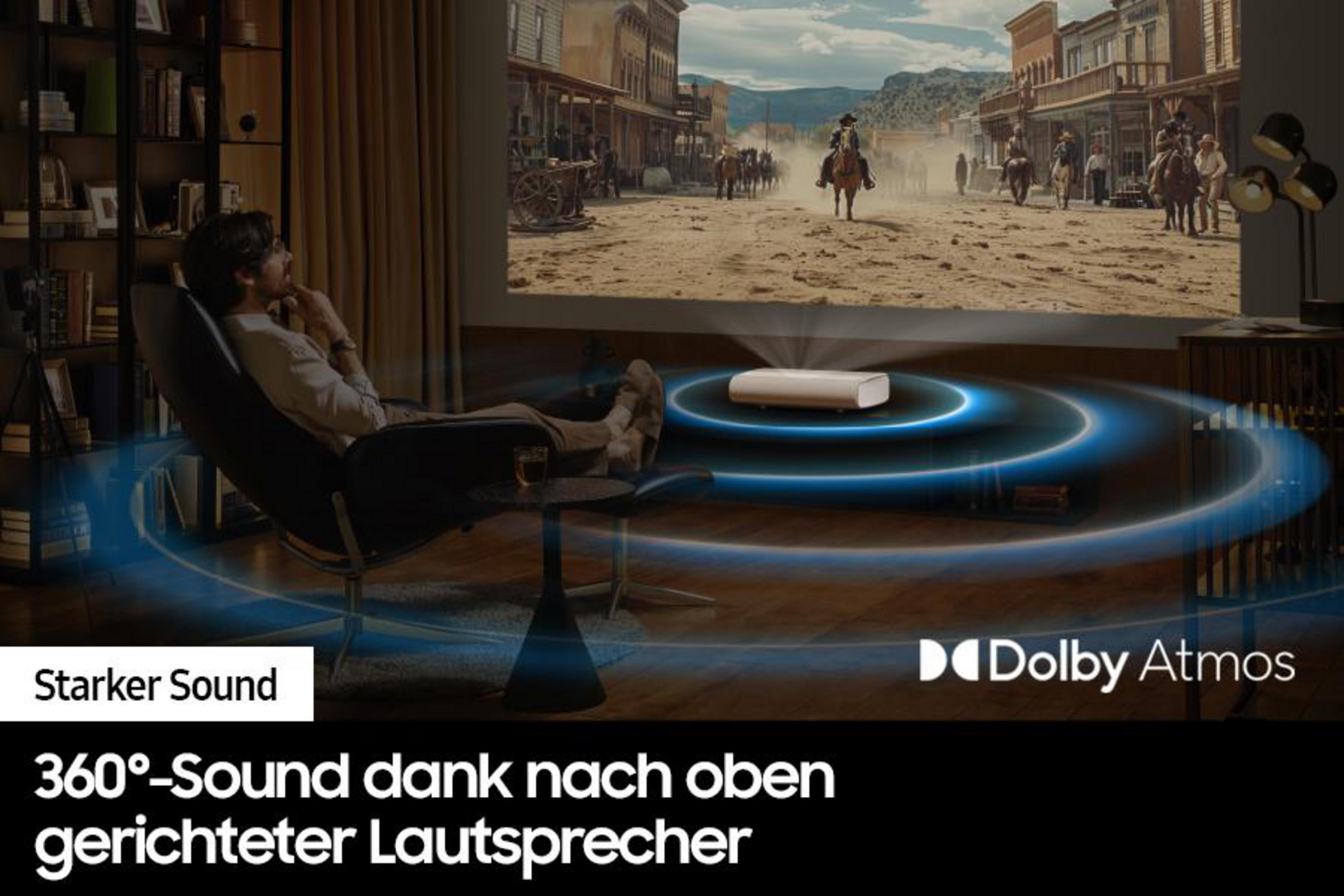 Mann im Sessel schaut Westernfilm, Projektor mit 360-Grad-Sound-Effekt.