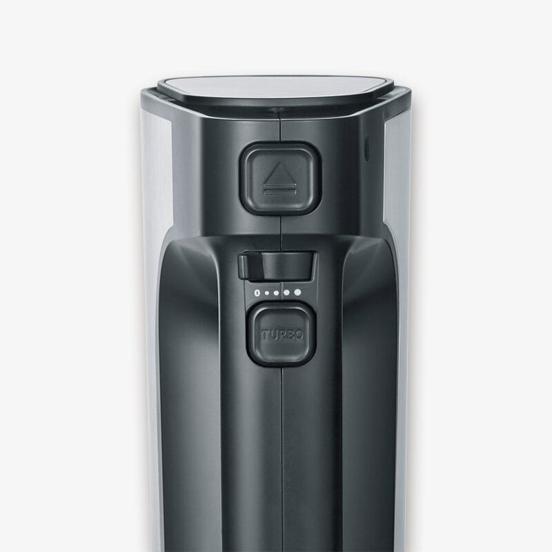 Nahaufnahme eines schwarzen Stabmixers mit Turbo-Taste und Geschwindigkeitsregler.