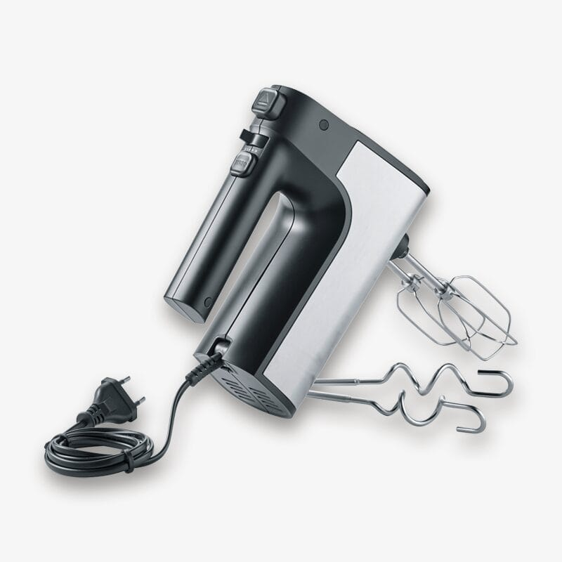 Ein schwarzer und silberner Handmixer mit Kabel und zwei Aufsätzen liegt auf weißem Untergrund.