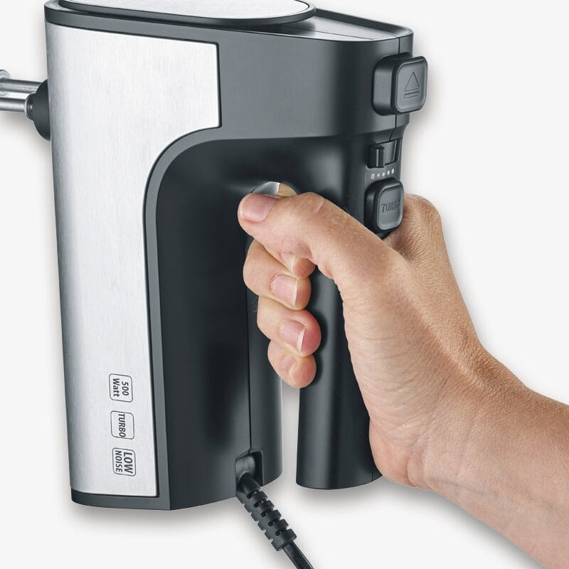 Hand hält einen silbernen und schwarzen Handmixer mit Kabel.