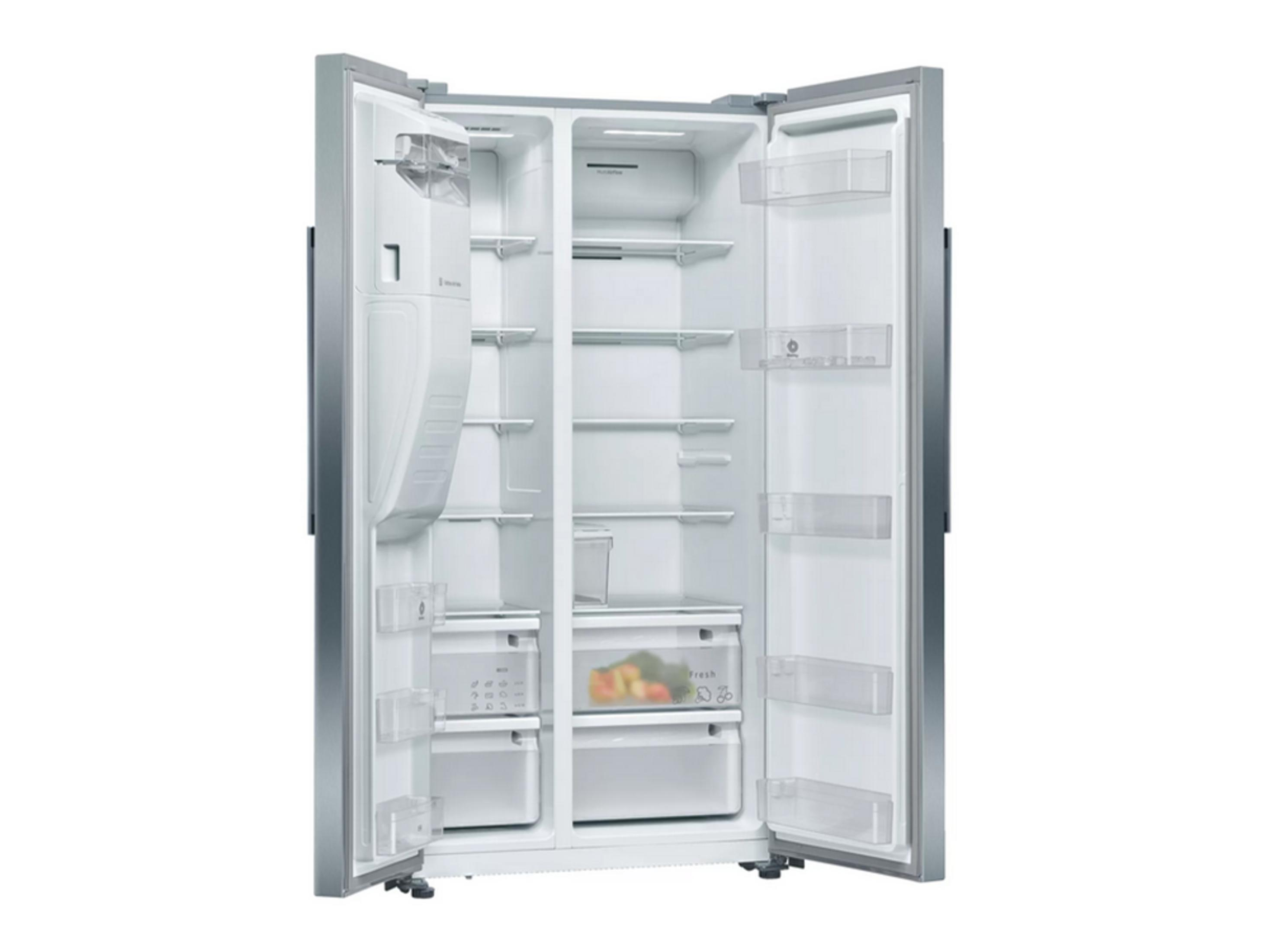Un refrigerador plateado con puertas abiertas, vacío excepto por cajones y estantes.