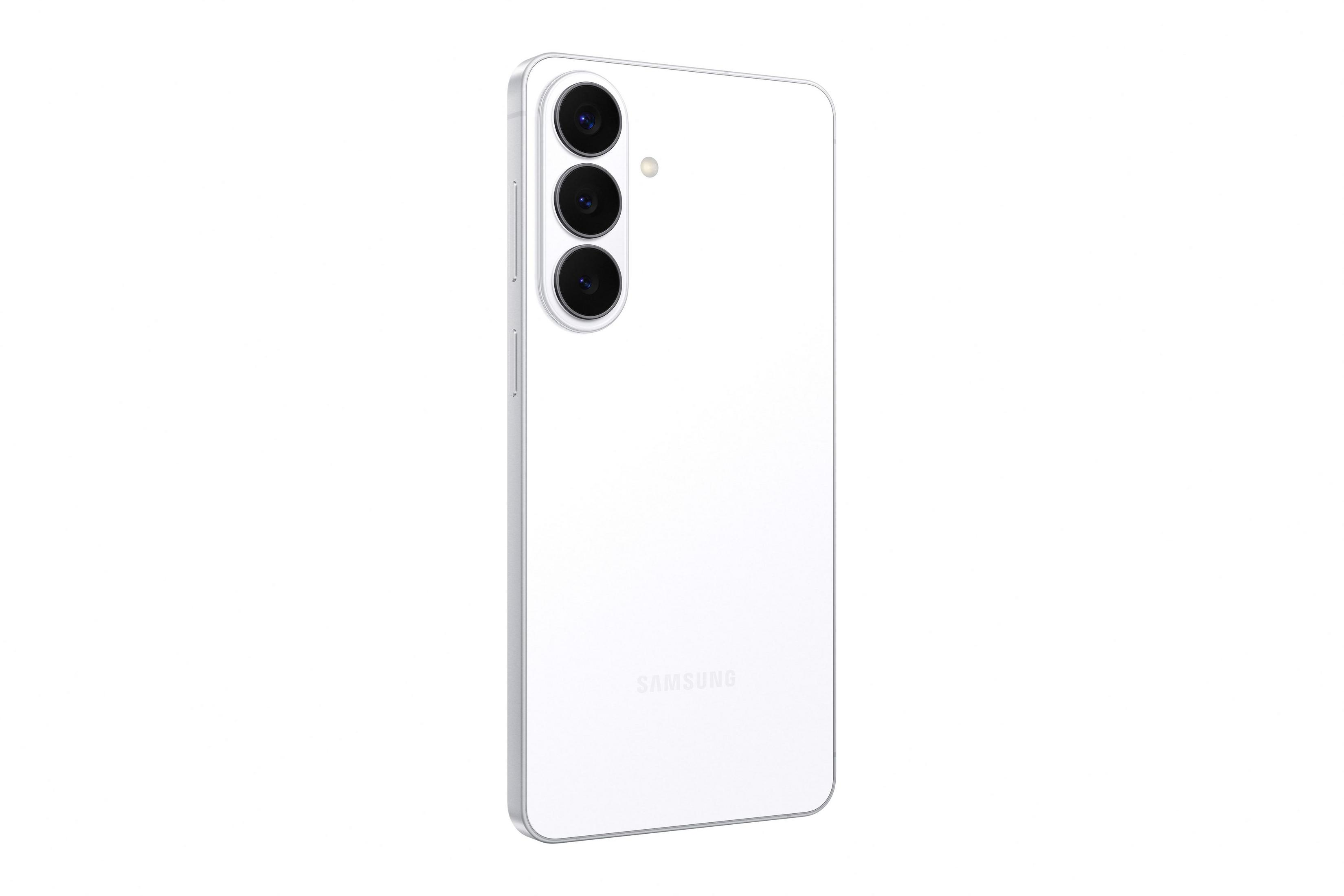 Ein weißes Samsung-Smartphone mit drei Kameras auf der Rückseite, auf weißem Hintergrund.