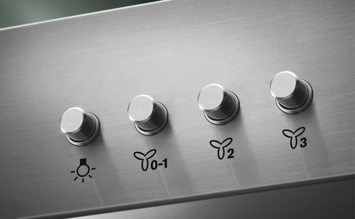 Cuatro perillas en metal cepillado: luz, 0-1, 2, 3.