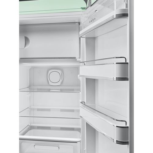Interno di frigorifero bianco vuoto con ripiani in vetro e scomparti nella porta.