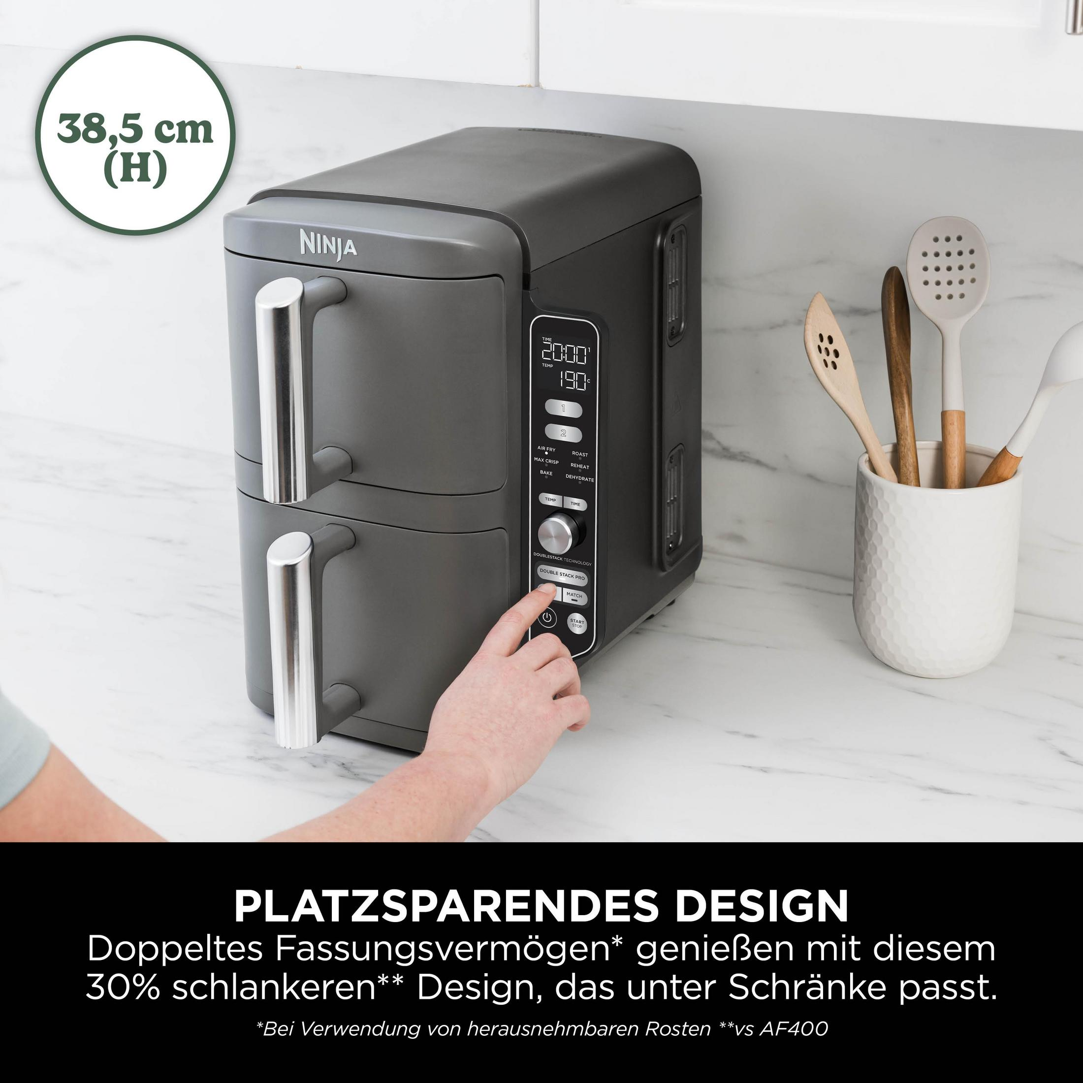 Szara wieża frytkownicy beztłuszczowej Ninja z podwójną komorą obok białego ceramicznego pojemnika na przybory.