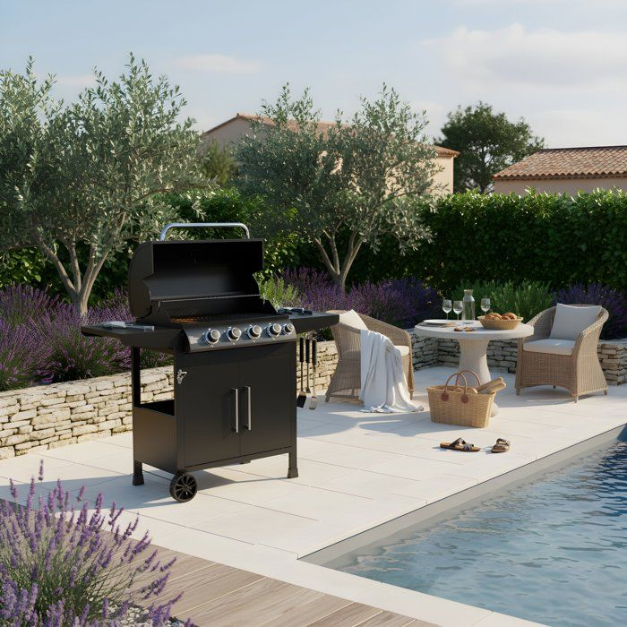 Ein schwarzer Grill steht neben einem Pool, mit Möbeln und Lavendel im Hintergrund.